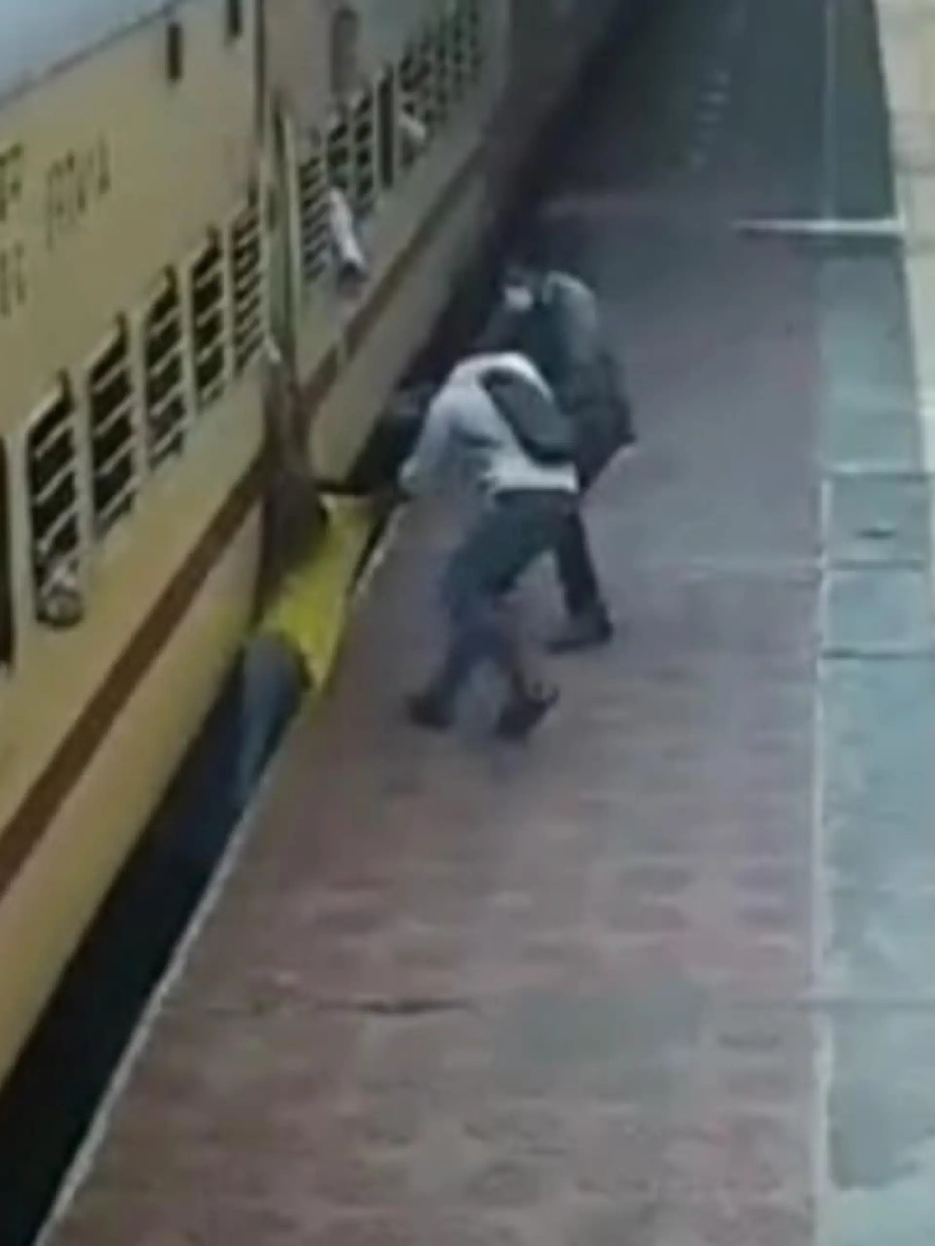 Schockmoment in Indien: Dieser Mann hat noch mal Glück gehabt!