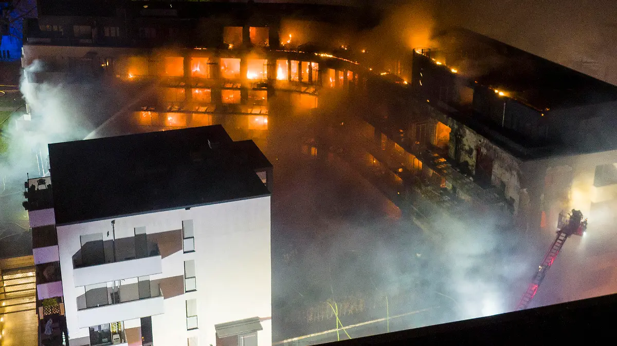 21.02.2022, Nordrhein-Westfalen, Essen: Flammen schlagen aus einem Wohnkomplex in voller Breite. Im Essener Westviertel steht seit dem frühen Montagmorgen ein ganzer Wohnblock in Flammen. Das Feuer war kurz nach Mitternacht in der Bargmannstraße ausgebrochen. Die Flammen breiteten sich schnell über mehrere Etagen aus. Flammen schlagen aus der gesamten Fassade. Noch ist unklar, ob Menschen zu Schaden gekommen sind. Foto: Christoph Reichwein/dpa +++ dpa-Bildfunk +++
