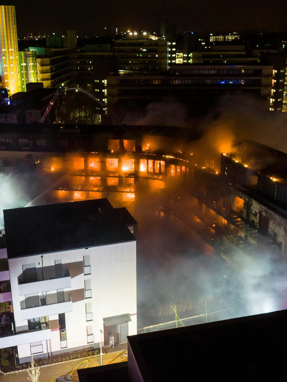 21.02.2022, Nordrhein-Westfalen, Essen: Flammen schlagen aus einem Wohnkomplex in voller Breite. Im Essener Westviertel steht seit dem frühen Montagmorgen ein ganzer Wohnblock in Flammen. Das Feuer war kurz nach Mitternacht in der Bargmannstraße ausgebrochen. Die Flammen breiteten sich schnell über mehrere Etagen aus. Flammen schlagen aus der gesamten Fassade. Noch ist unklar, ob Menschen zu Schaden gekommen sind. Foto: Christoph Reichwein/dpa +++ dpa-Bildfunk +++