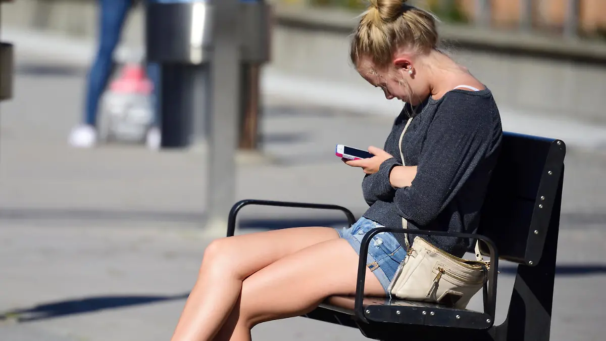 Ein Bild, das einem tagtäglich begegnet: Menschen mit heruntergeneigtem Kopf, mit Blick aufs Smartphone.