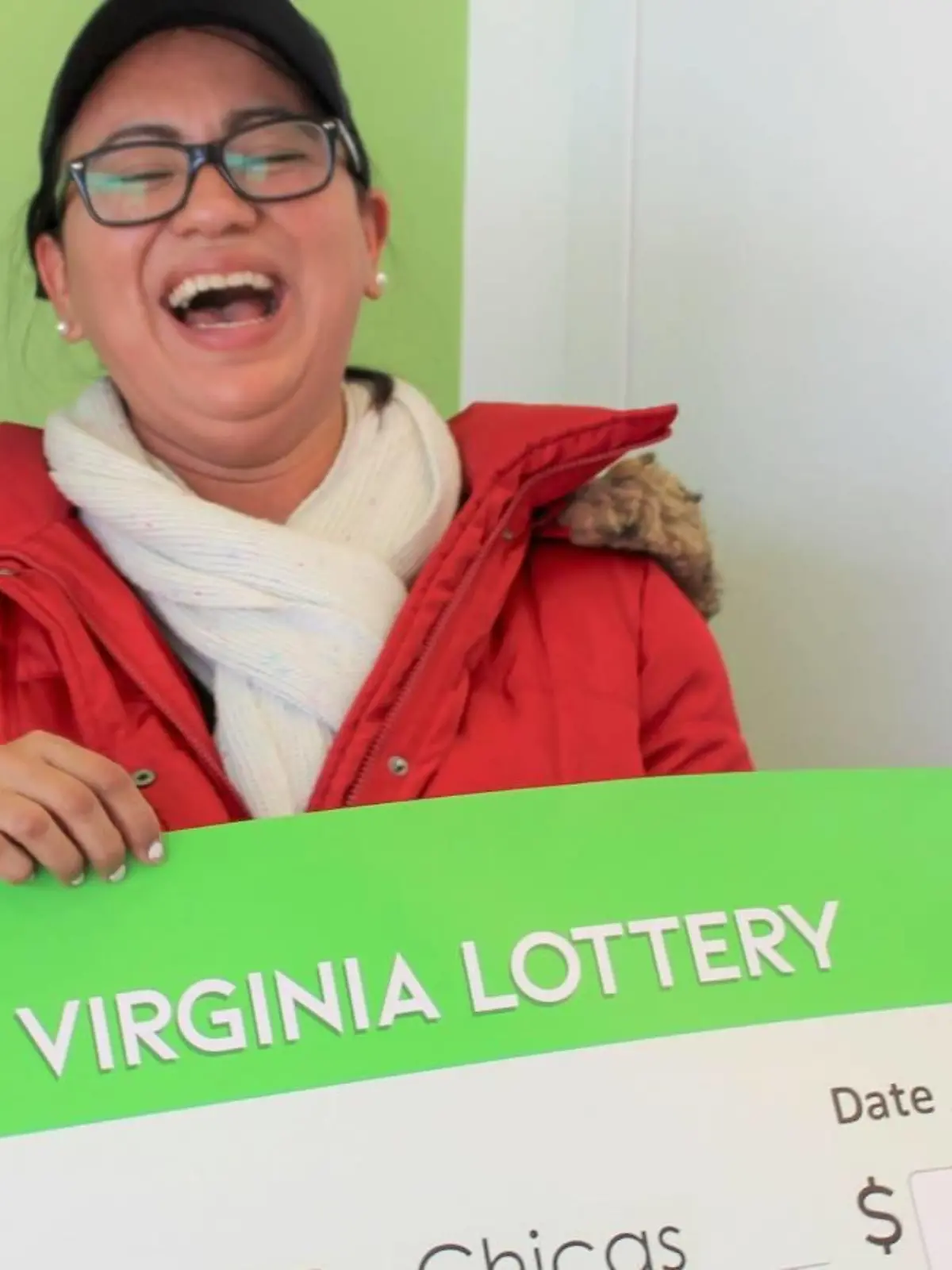 Maria Chicas mit ihrem 10 Millionen Dollar Gewinn der Virginia Lottery