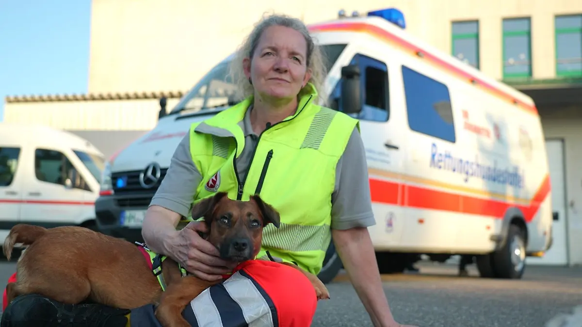 Seit April waren Happy und Halterin Christina schon bei zwei Polizeieinsätzen dabei.