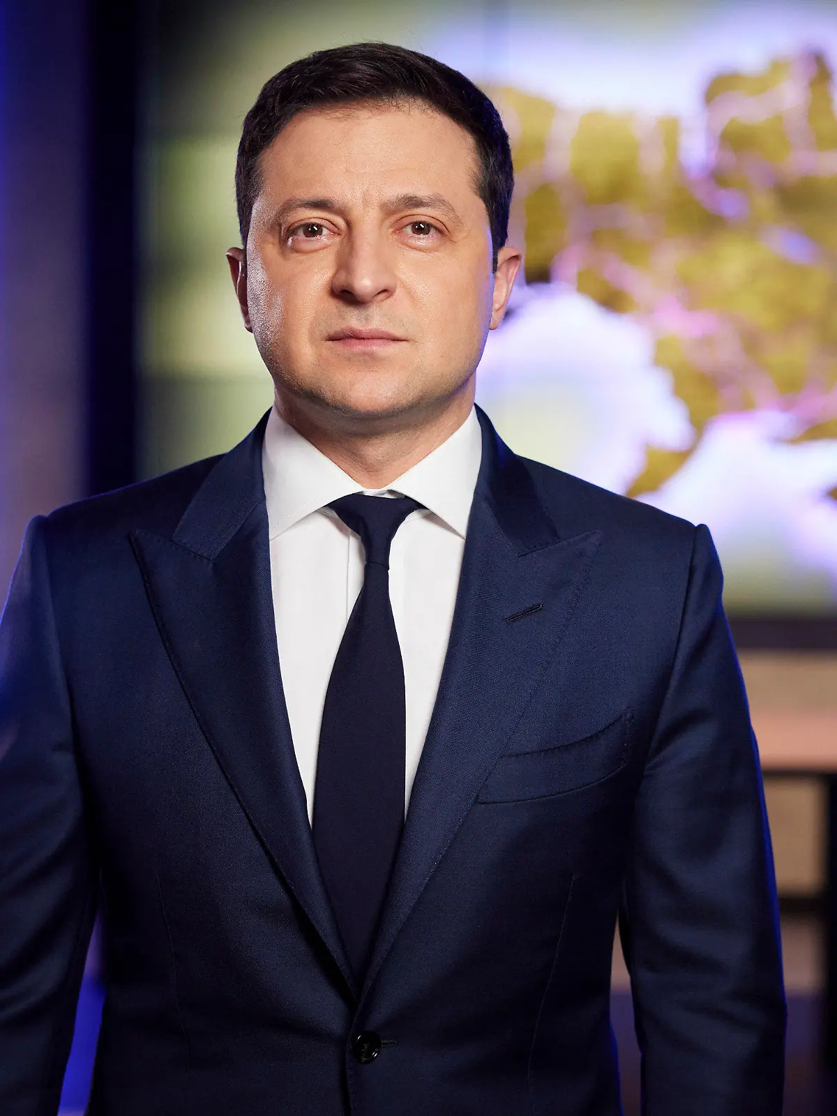 HANDOUT - 22.02.2022, Ukraine, Kiew: Auf diesem vom Pressebüro des ukrainischen Präsidenten zur Verfügung gestellten Foto wendet sich der ukrainische Präsident Wolodymyr Selenskyj in einer Live-Fernsehsendung an die Nation. Selenskyj hat zurückhaltend auf die russische Anerkennung der «Volksrepubliken» in der Ostukraine als unabhängige Staaten reagiert. «Wir sind dem friedlichen und diplomatischen Weg treu und werden nur auf diesem gehen», sagte Selenskyj in einer Ansprache in der Nacht zum Dienstag. Foto: Uncredited/Ukrainian Presidential Press Office/dpa - ACHTUNG: Nur zur redaktionellen Verwendung und nur mit vollständiger Nennung des vorstehenden Credits +++ dpa-Bildfunk +++