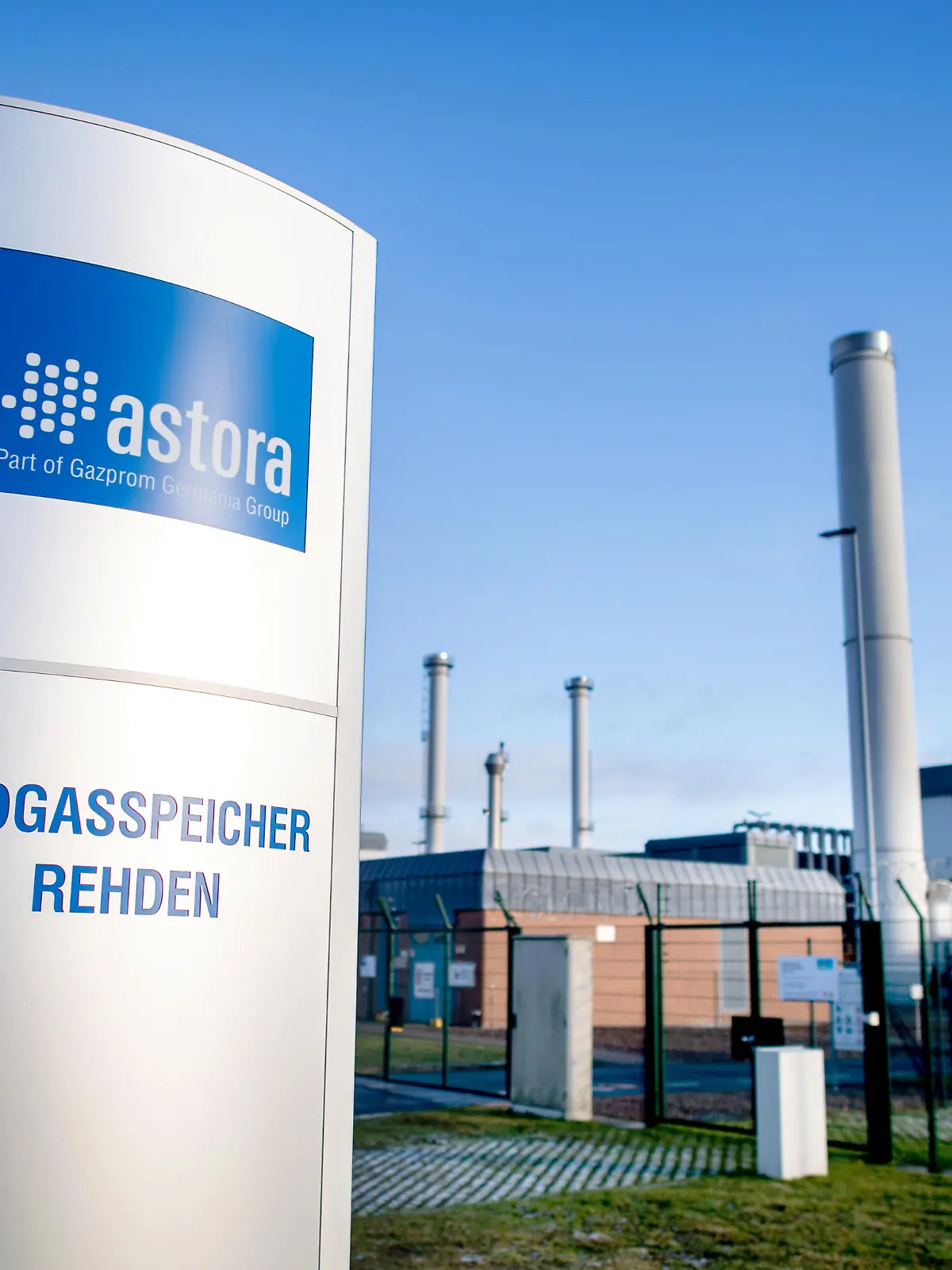 Ein Schild mit dem Logo des Unternehmens steht vor der Einfahrt zum Erdgasspeicher Rehden der astora GmbH, einem Tochterunternehmen von Gazprom. Bei der Speicheranlage handelt es sich um den größten Erdgasspeicher in Westeuropa. Die Füllstände der Erdgasspeicher in Deutschland bewegen sich in diesem Winter auf sehr niedrigem Niveau.