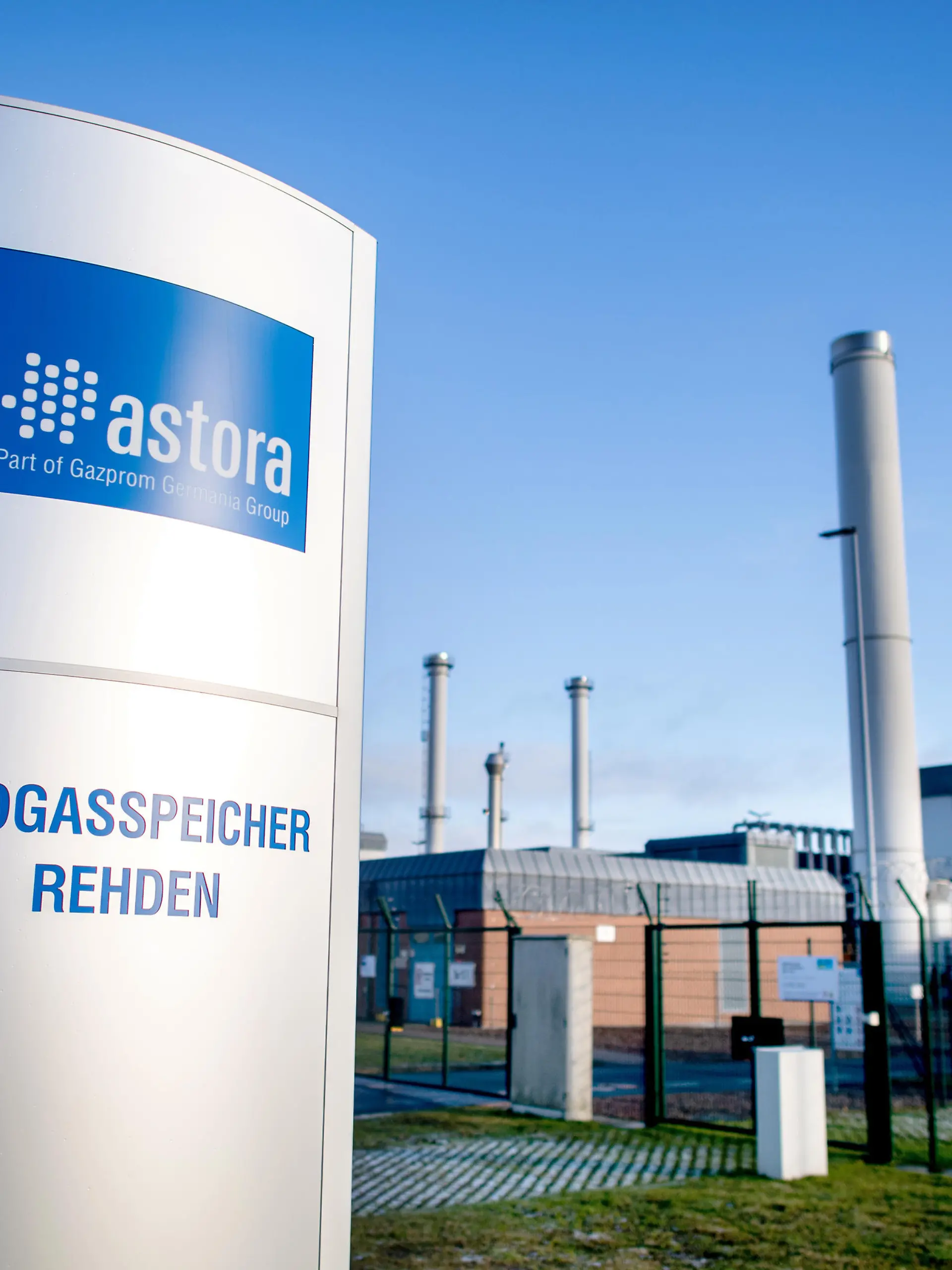 Ein Schild mit dem Logo des Unternehmens steht vor der Einfahrt zum Erdgasspeicher Rehden der astora GmbH, einem Tochterunternehmen von Gazprom. Bei der Speicheranlage handelt es sich um den größten Erdgasspeicher in Westeuropa. Die Füllstände der Erdgasspeicher in Deutschland bewegen sich in diesem Winter auf sehr niedrigem Niveau.