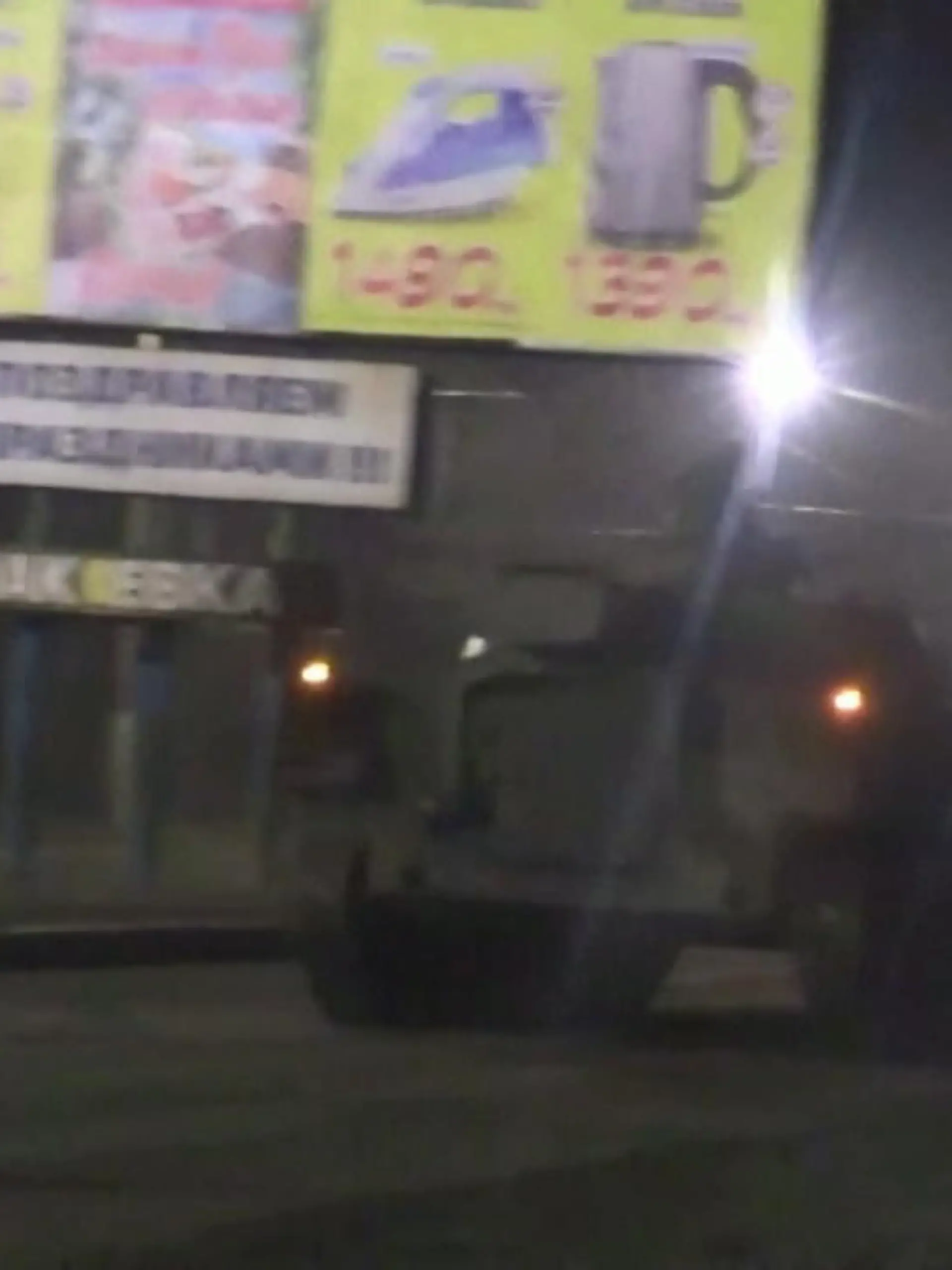 Es sind die ersten russischen Panzer, die laut Berichten durch die Ukraine rollen. Ein Augenzeuge hat am frühen Dienstagmorgen dieses Video aufgenommen. Am Stadtrand von Donezk, einer von zwei abtrünnigen Regionen der Ost-Ukraine, sind fünf Panzer in einer Kolonne durchgefahren – nachdem der russische Präsident Vladimir Putin sie als unabhängige Staaten anerkannt hatte. Stunden zuvor hatte Putin Freundschaftsverträge mit den beiden separatistischen Regionen unterzeichnet und Truppen befohlen eine Friedenssicherungsoperation – so heißt es aus Moskau - durchzuführen.