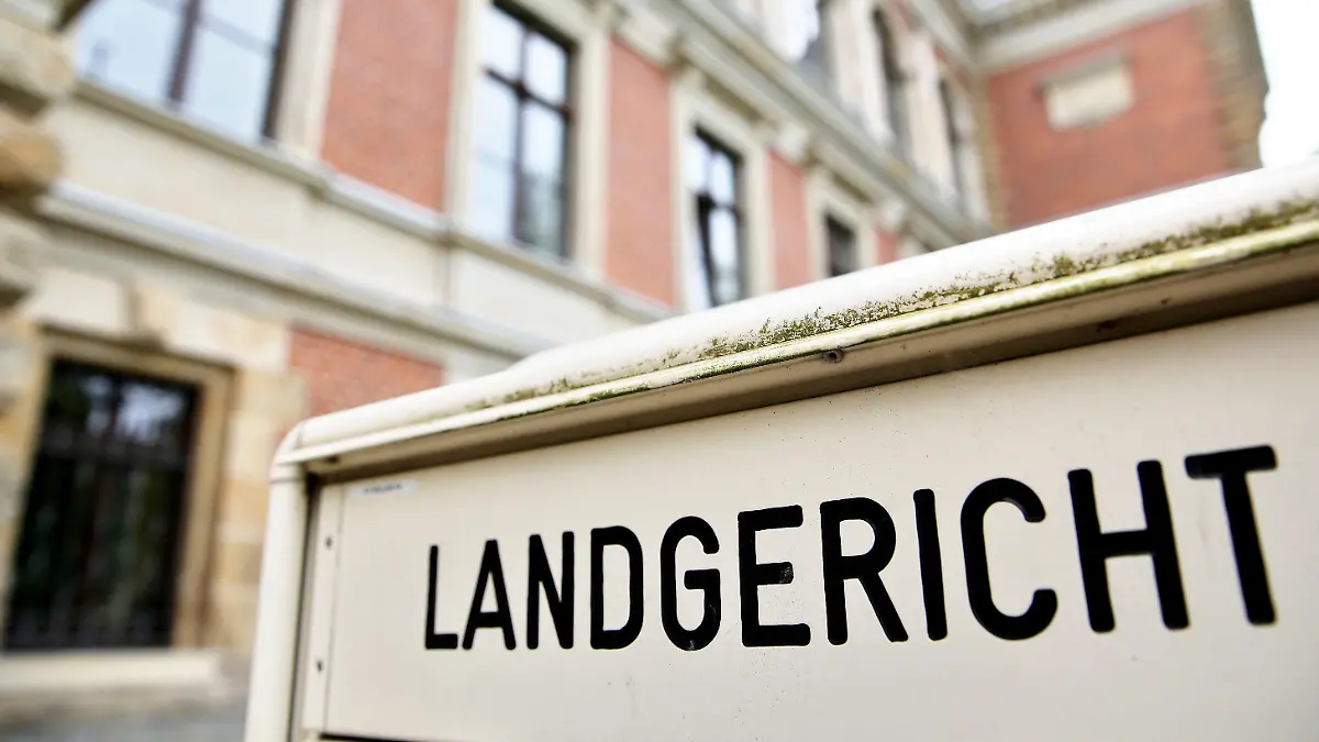 ARCHIV - 19.05.2016, Sachsen, Zwickau: Der Briefkasten von Landgericht und Amtsgericht Zwickau. Die beiden Angeklagten sollen im November 2017 einen 45 Jahre alten Mann aus Gera mit Messerstichen in Hals und Oberkörper umgebracht haben, um an dessen Auto zu kommen. Sie wurden in Frankfurt/M. festgenommen. (zu dpa «Beginn Prozess gegen eine 17-jährige Jugendliche und deren 20 Jahre alten Freund wegen gemeinschaftlichen Mordes» vom 25.04.2018) Foto: Jan Woitas/dpa-Zentralbild/dpa +++ dpa-Bildfunk +++