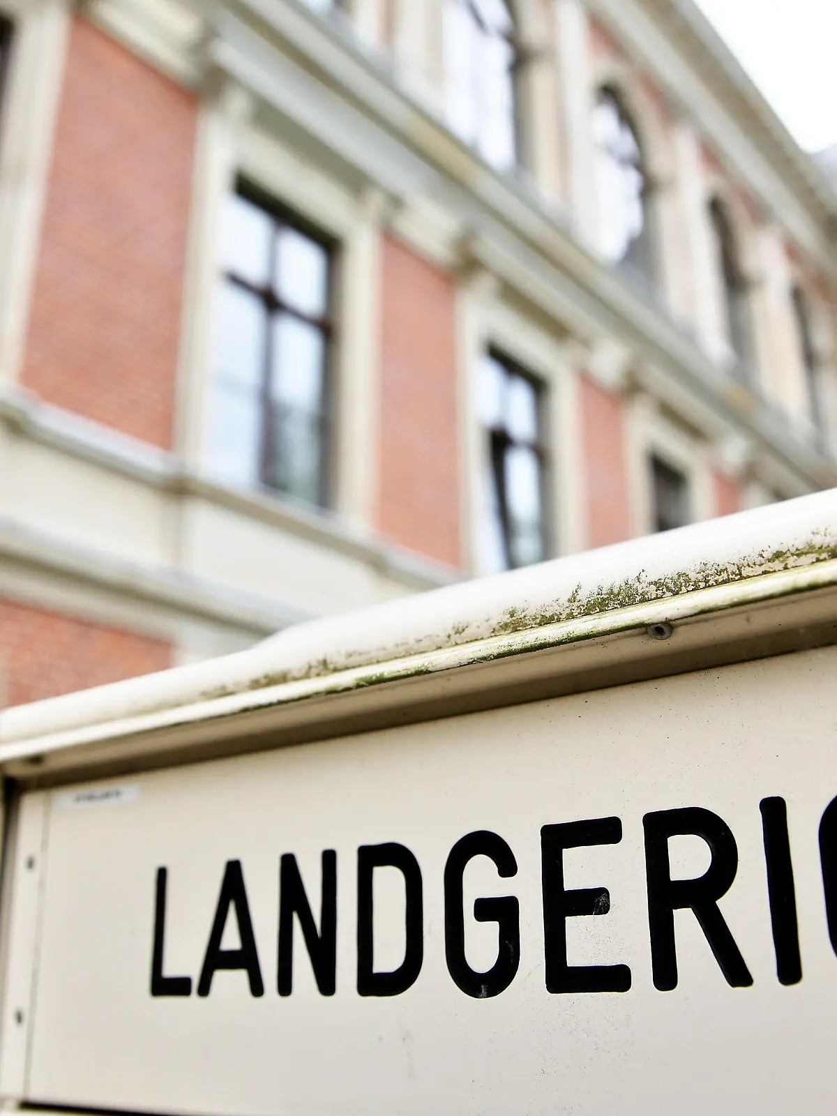 ARCHIV - 19.05.2016, Sachsen, Zwickau: Der Briefkasten von Landgericht und Amtsgericht Zwickau. Die beiden Angeklagten sollen im November 2017 einen 45 Jahre alten Mann aus Gera mit Messerstichen in Hals und Oberkörper umgebracht haben, um an dessen Auto zu kommen. Sie wurden in Frankfurt/M. festgenommen. (zu dpa «Beginn Prozess gegen eine 17-jährige Jugendliche und deren 20 Jahre alten Freund wegen gemeinschaftlichen Mordes» vom 25.04.2018) Foto: Jan Woitas/dpa-Zentralbild/dpa +++ dpa-Bildfunk +++