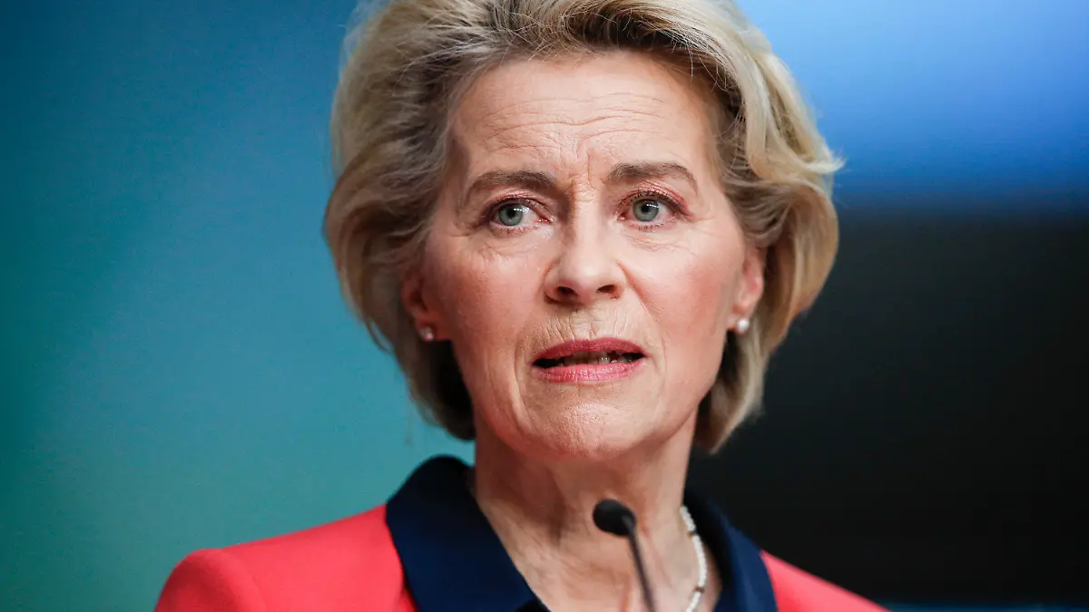 18.02.2022, Belgien, Brüssel: Ursula von der Leyen, Präsidentin der Europäischen Kommission, nimmt im Rahmen des EU-Afrika-Gipfel an einer Pressekonferenz teil. In sechs Ländern Afrikas soll mit Unterstützung der Weltgesundheitsorganisation (WHO) in absehbarer Zeit patentfreier mRNA-Impfstoff hergestellt werden. Die WHO gab am Freitag beim EU-Afrika-Gipfel die Standorte Südafrika, wo der erste afrikanische mRNA-Impfstoff entwickelt wird, Ägypten, Kenia, Nigeria, Senegal und Tunesien bekannt. Die Länder sollen jetzt die nötige Technologie erhalten und bei der Ausbildung der Fachkräfte unterstützt werden. Foto: Johanna Geron/Pool Reuters/AP/dpa +++ dpa-Bildfunk +++