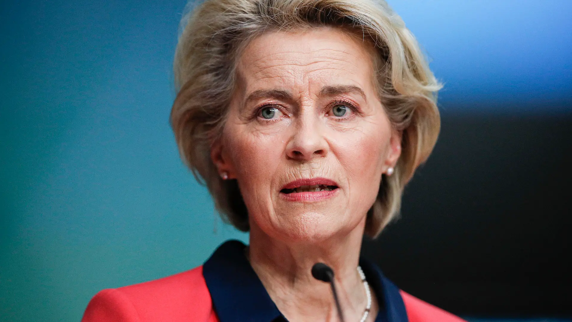 18.02.2022, Belgien, Brüssel: Ursula von der Leyen, Präsidentin der Europäischen Kommission, nimmt im Rahmen des EU-Afrika-Gipfel an einer Pressekonferenz teil. In sechs Ländern Afrikas soll mit Unterstützung der Weltgesundheitsorganisation (WHO) in absehbarer Zeit patentfreier mRNA-Impfstoff hergestellt werden. Die WHO gab am Freitag beim EU-Afrika-Gipfel die Standorte Südafrika, wo der erste afrikanische mRNA-Impfstoff entwickelt wird, Ägypten, Kenia, Nigeria, Senegal und Tunesien bekannt. Die Länder sollen jetzt die nötige Technologie erhalten und bei der Ausbildung der Fachkräfte unterstützt werden. Foto: Johanna Geron/Pool Reuters/AP/dpa +++ dpa-Bildfunk +++