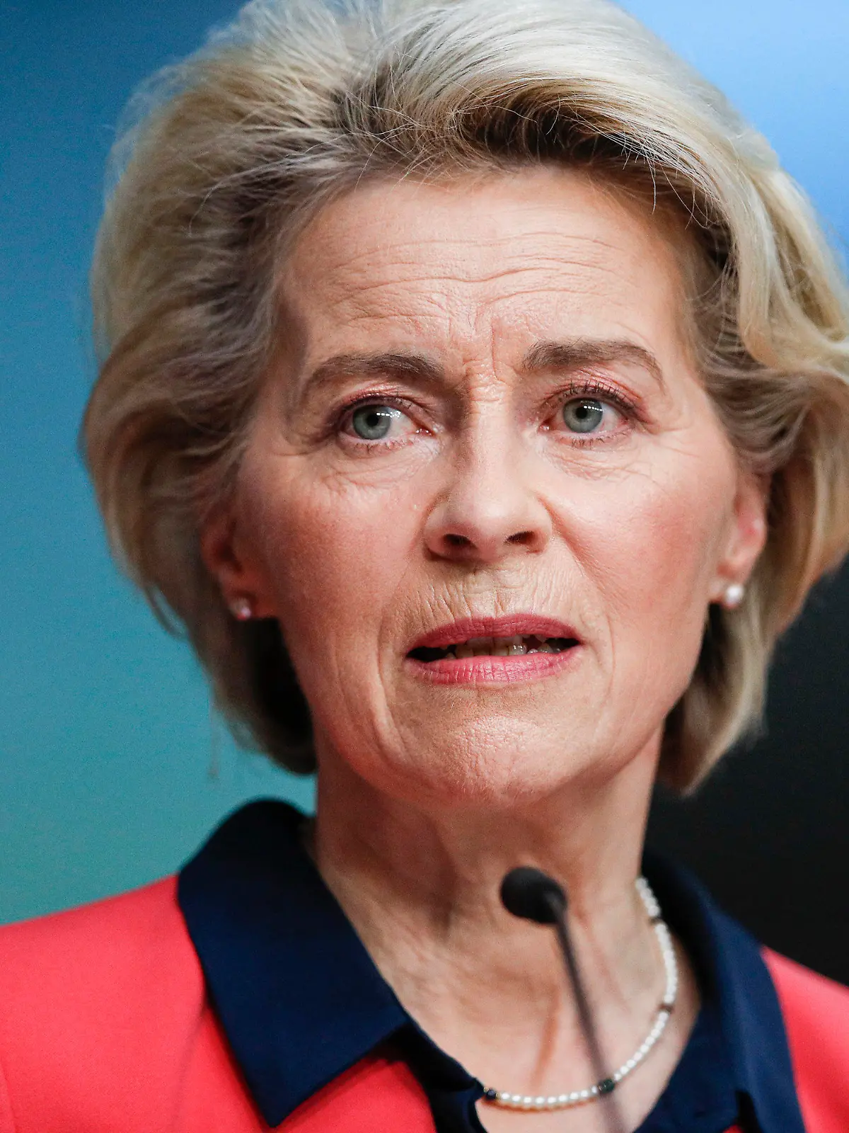18.02.2022, Belgien, Brüssel: Ursula von der Leyen, Präsidentin der Europäischen Kommission, nimmt im Rahmen des EU-Afrika-Gipfel an einer Pressekonferenz teil. In sechs Ländern Afrikas soll mit Unterstützung der Weltgesundheitsorganisation (WHO) in absehbarer Zeit patentfreier mRNA-Impfstoff hergestellt werden. Die WHO gab am Freitag beim EU-Afrika-Gipfel die Standorte Südafrika, wo der erste afrikanische mRNA-Impfstoff entwickelt wird, Ägypten, Kenia, Nigeria, Senegal und Tunesien bekannt. Die Länder sollen jetzt die nötige Technologie erhalten und bei der Ausbildung der Fachkräfte unterstützt werden. Foto: Johanna Geron/Pool Reuters/AP/dpa +++ dpa-Bildfunk +++