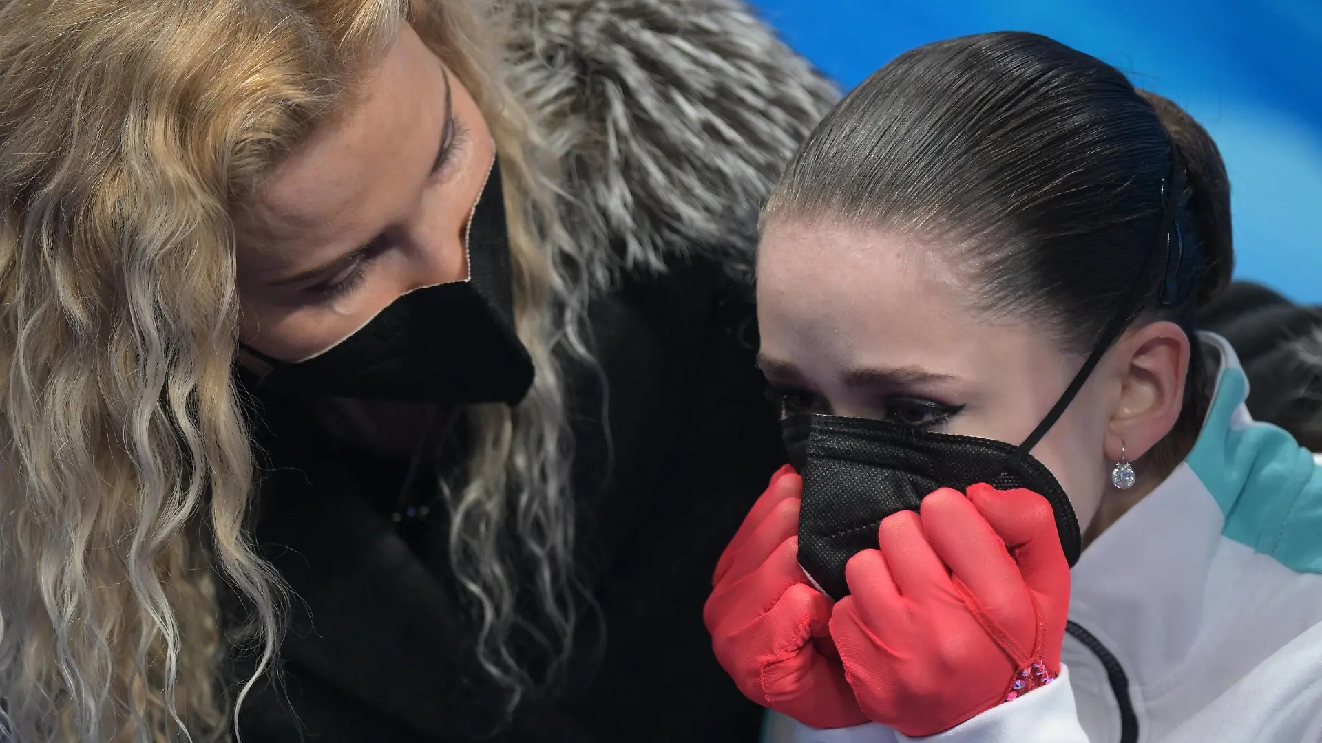 China Olympics 2022 Figure skating, Eiskunstlauf Women 8118396 17.02.2022 Coach Eteri Tutberidze hugs Russian Olympic Committee s Kamila Valieva after the women s free skating of the figure skating event during the Beijing 2022 Winter Olympic Games, Olympische Spiele, Olympia, OS at Capital Indoor Stadium in Beijing, China. Grigory Sysoev / Sputnik Beijing China PUBLICATIONxINxGERxSUIxAUTxONLY Copyright: xGrigoryxSysoevx