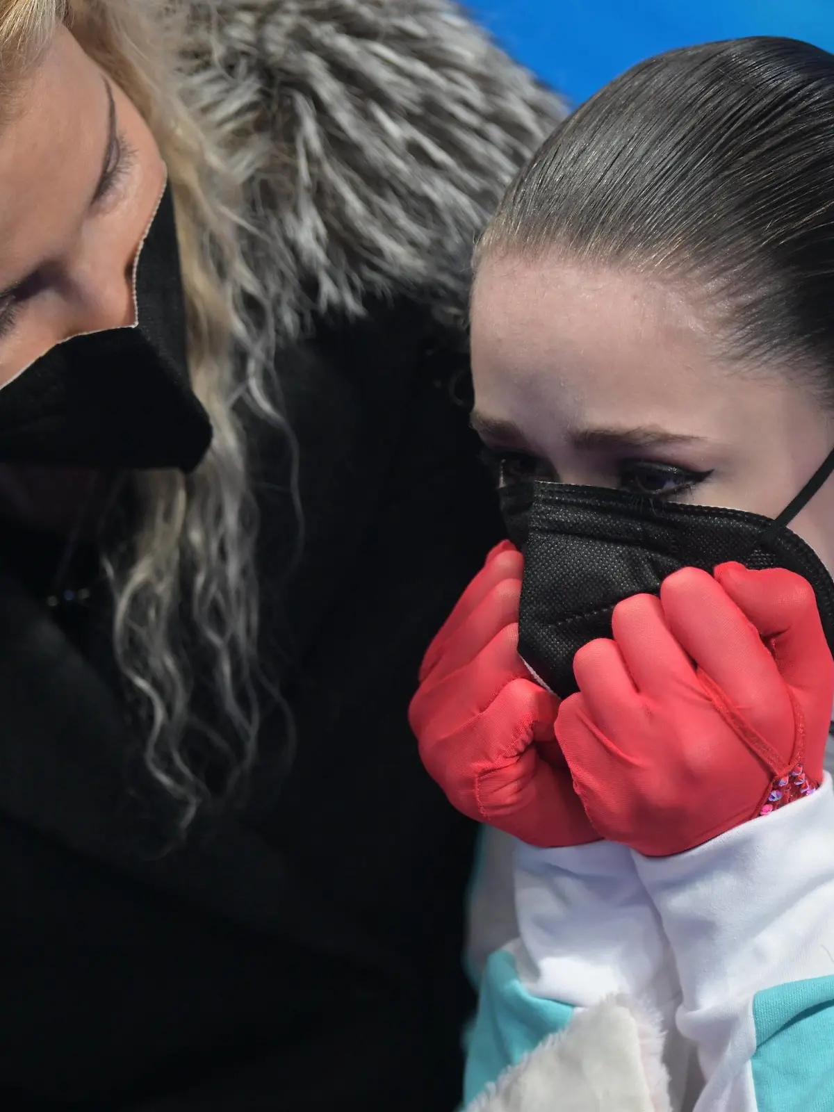 China Olympics 2022 Figure skating, Eiskunstlauf Women 8118396 17.02.2022 Coach Eteri Tutberidze hugs Russian Olympic Committee s Kamila Valieva after the women s free skating of the figure skating event during the Beijing 2022 Winter Olympic Games, Olympische Spiele, Olympia, OS at Capital Indoor Stadium in Beijing, China. Grigory Sysoev / Sputnik Beijing China PUBLICATIONxINxGERxSUIxAUTxONLY Copyright: xGrigoryxSysoevx 