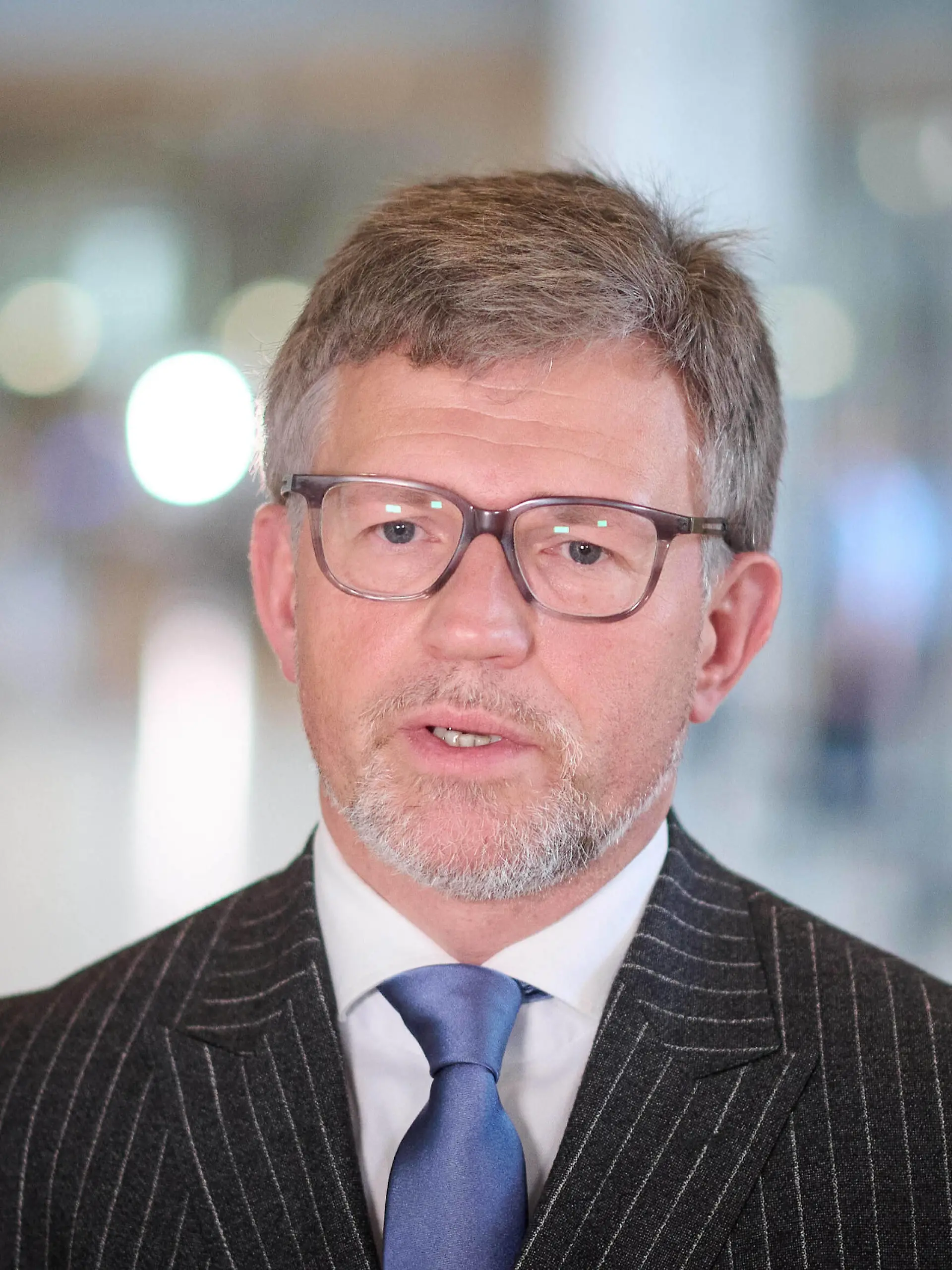  Andrij Melnyk gibt ein Interview im Bundestag Andrij Melnyk Ukrainischer Botschafter in Deutschland während eines Interviews am Rande der Sitzung des Deutschen Bundestags am 17.02.2022 in Berlin. Berlin Bundestag Berlin Deutschland