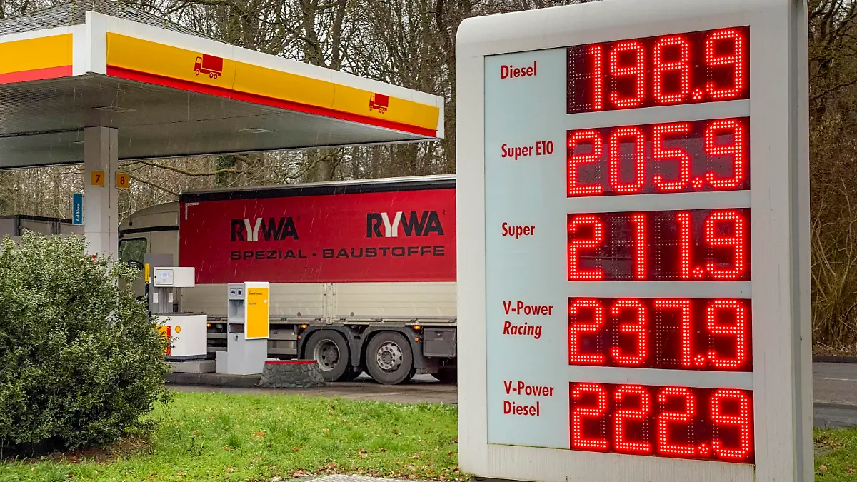 Treibstoff Preise, Tankstelle, Autobahntankstelle auf der A43 Richtung Münster, Hohen Mark Ost, Preise für Benzin liegen deutlich über 2 Euro, Diesel nur knapp einen Euro-Cent unter dieser Marke, Haltern, NRW, Deutschland, d