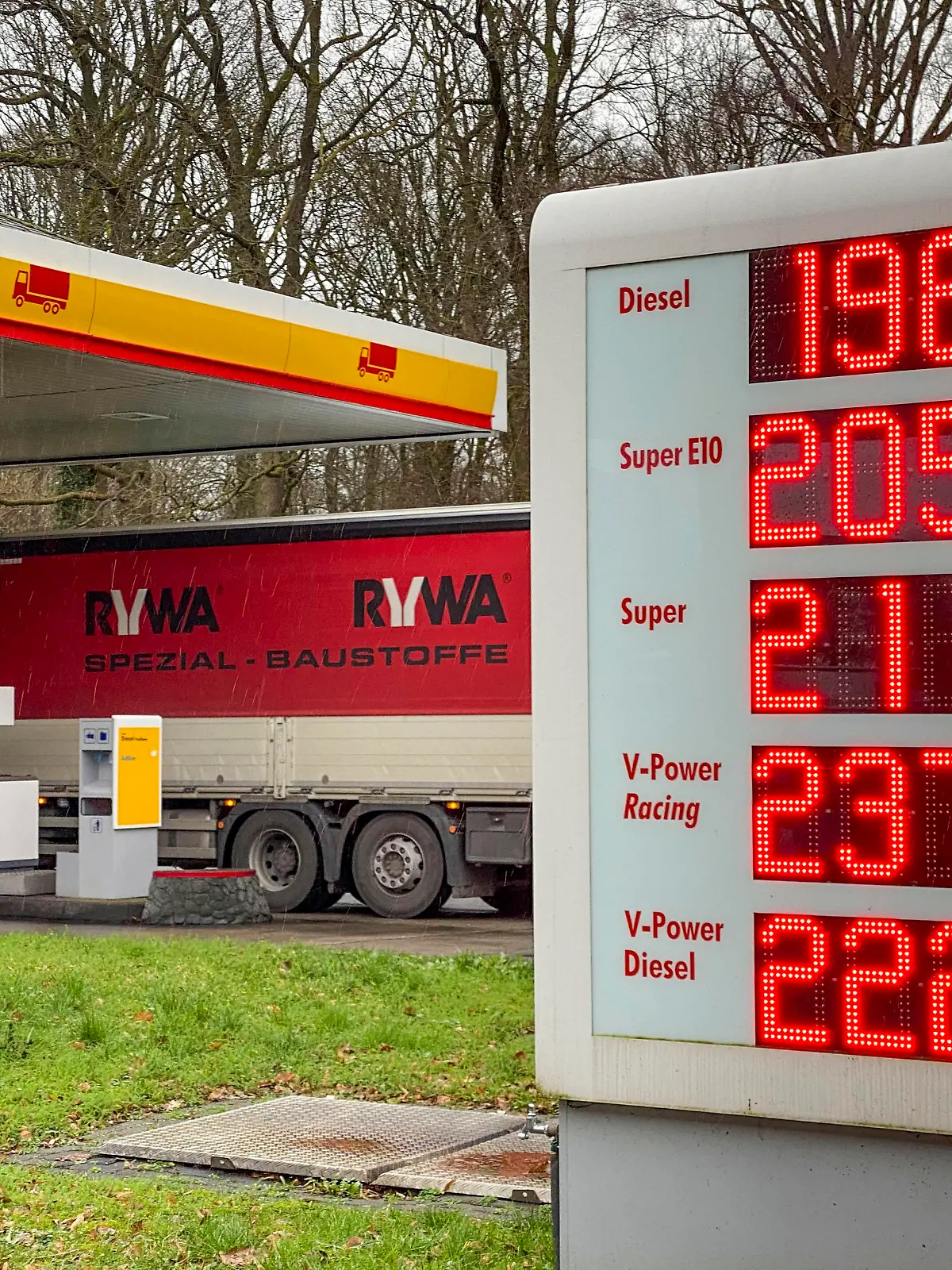 Treibstoff Preise, Tankstelle, Autobahntankstelle auf der A43 Richtung Münster, Hohen Mark Ost, Preise für Benzin liegen deutlich über 2 Euro, Diesel nur knapp einen Euro-Cent unter dieser Marke, Haltern, NRW, Deutschland, d