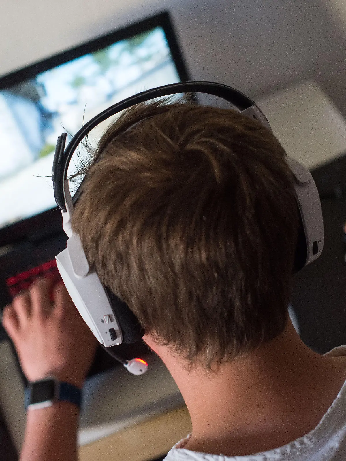 ARCHIV - 17.06.2017, Berlin: ILLUSTRATION - Ein Mann sitzt mit einem Headset vor einem Laptop und spielt ein Online-Computerspiel. Erwachsene und Heranwachsende sollen künftig besser aufgeklärt werden und sich besser schützen können. (zu dpa: «Änderungen zum 1. Mai: Mehr Schutz für Jugendliche online») Foto: Lino Mirgeler/dpa +++ dpa-Bildfunk +++