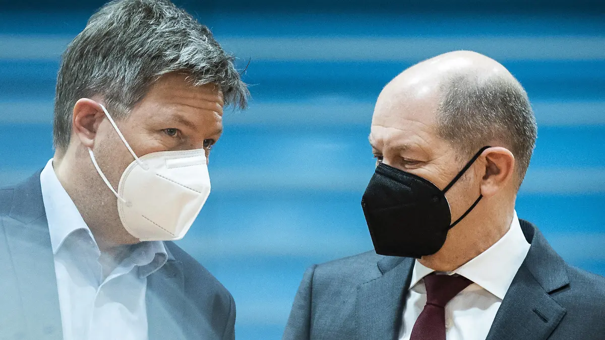  L-R Robert Habeck Buendnis 90/Die Gruenen, Bundesminister fuer Wirtschaft und Klimaschutz und Vizekanzler, und Olaf Scholz SPD, Bundeskanzler, aufgenommen im Rahmen der woechentlichen Kabinettssitzung in Berlin, 16.02.2022. Berlin Deutschland *** L R Robert Habeck Buendnis 90 Die Gruenen , Federal Minister for Economic Affairs and Climate Protection and Vice Chancellor, and Olaf Scholz SPD , Federal Chancellor, recorded during the weekly cabinet meeting in Berlin, 16 02 2022 Berlin Germany. Copyright: xFlorianxGaertner/photothek.dex