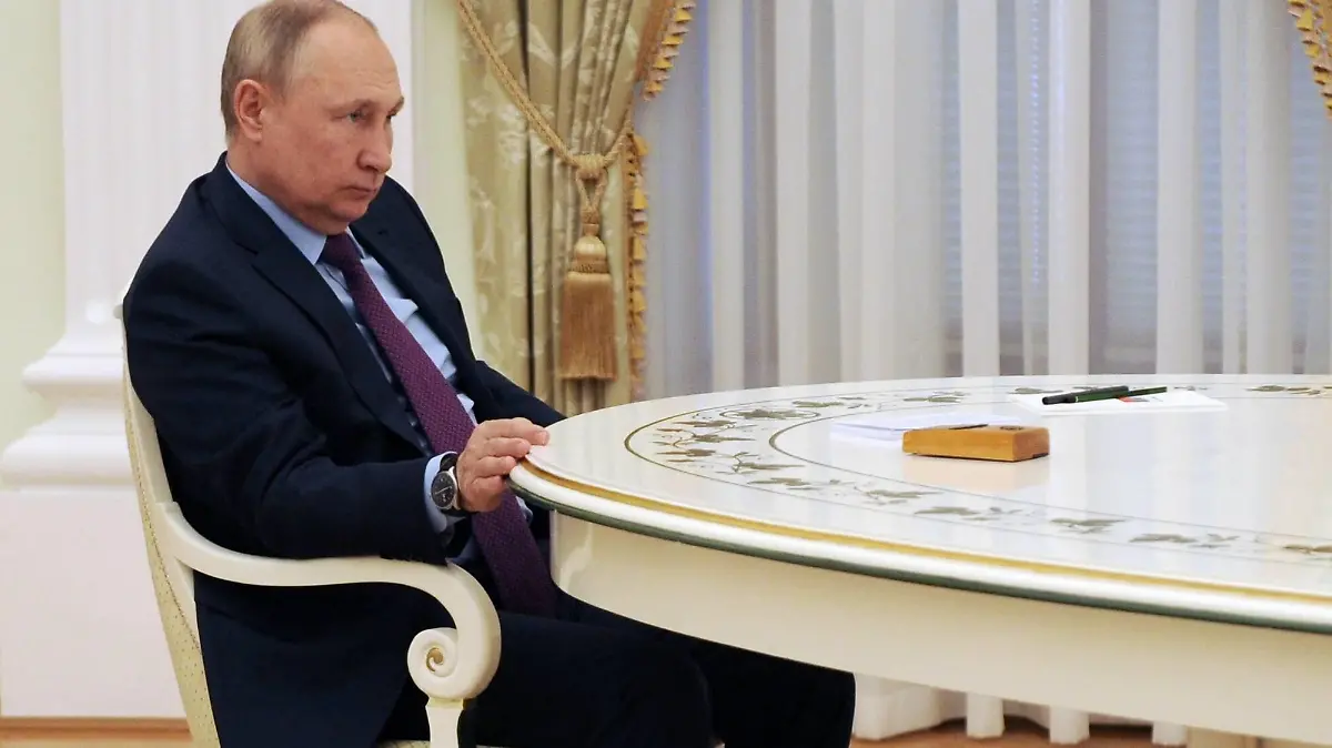Russia Azerbaijan 8123250 22.02.2022 Russian President Vladimir Putin listens to Azerbaijani President Ilham Aliyev during their meeting at the Kremlin in Moscow, Russia. Mikhail Klimentyev / Sputnik Moscow Russia PUBLICATIONxINxGERxSUIxAUTxONLY Copyright: xMikhailxKlimentyevx