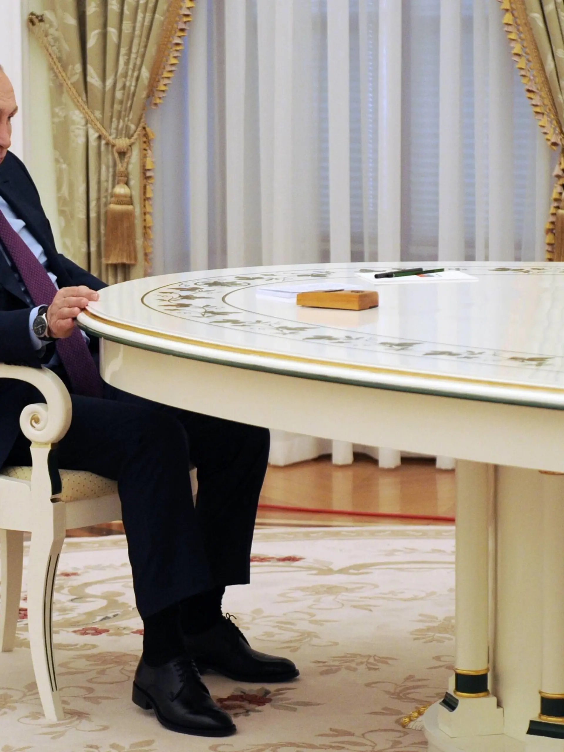 Russia Azerbaijan 8123250 22.02.2022 Russian President Vladimir Putin listens to Azerbaijani President Ilham Aliyev during their meeting at the Kremlin in Moscow, Russia. Mikhail Klimentyev / Sputnik Moscow Russia PUBLICATIONxINxGERxSUIxAUTxONLY Copyright: xMikhailxKlimentyevx