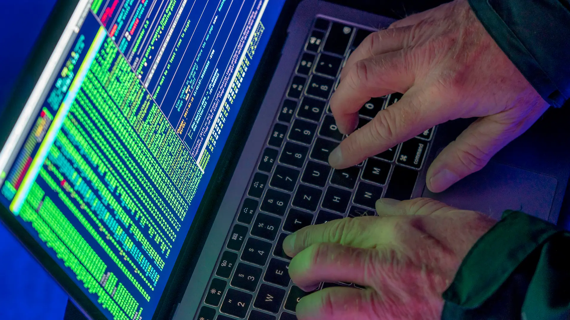 Symbolbild Cybeangriff, Computerkriminalität, Internetkriminalität, Computerhacker greifen ein Netzwerk, Computer, IT-Infrastruktur an
