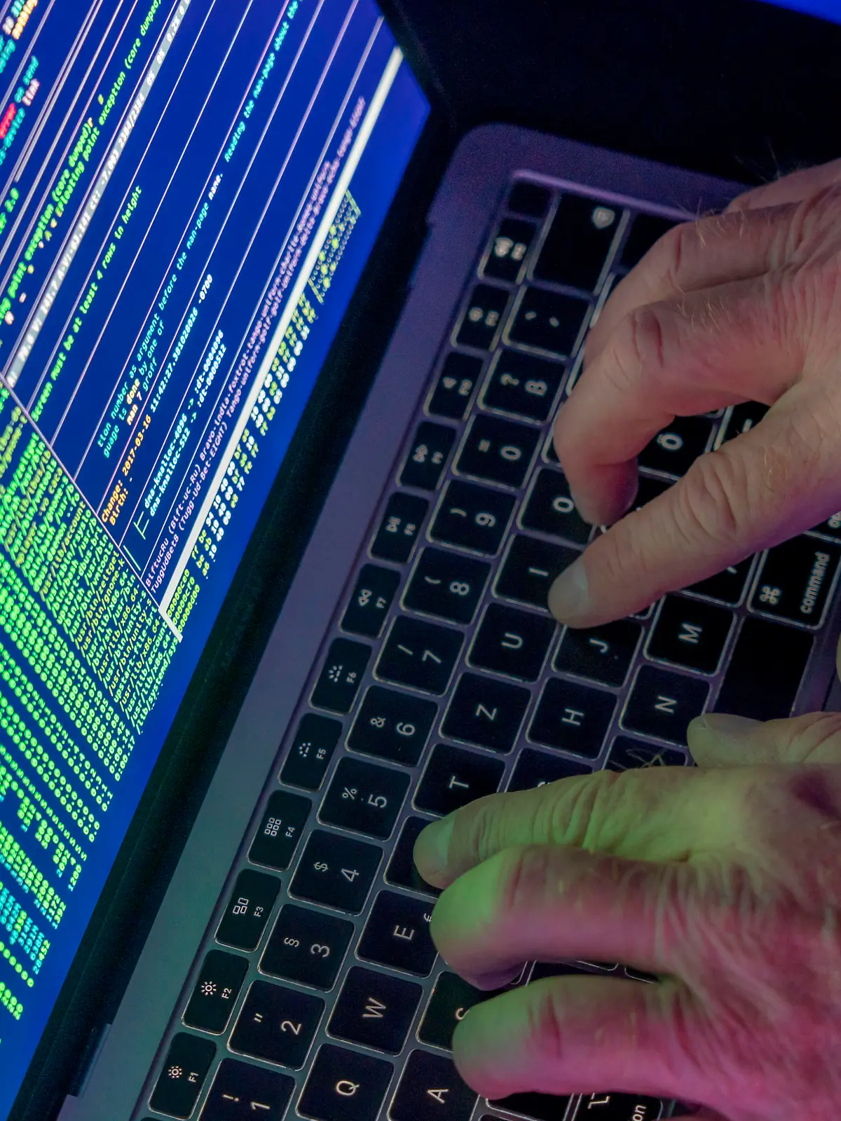 Symbolbild Cybeangriff, Computerkriminalität, Internetkriminalität, Computerhacker greifen ein Netzwerk, Computer, IT-Infrastruktur an