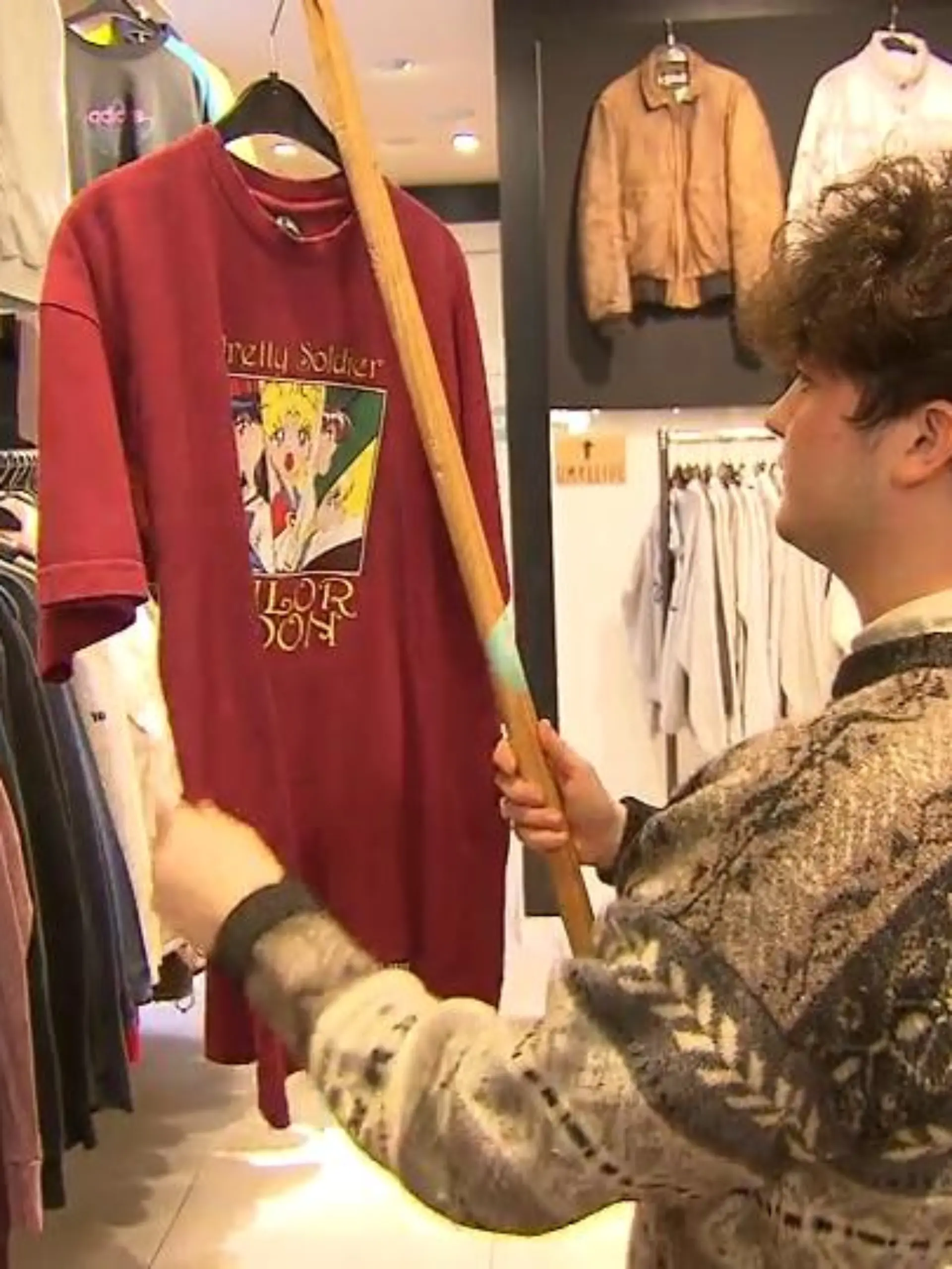 Vintage-Mode ist gerade wieder total in. Das findet auch Jungunternehmer Noah Naber und verkauft deshalb ausgewählte Fundstücke in einem Pop-Up Store in Hanau. Das Ganze ist nur möglich, weil die Stadt ihn dabei unterstützt. Wie genau und wie der Laden bei den Kundinnen und Kunden in der Stadt ankommt, sehen Sie im Video!