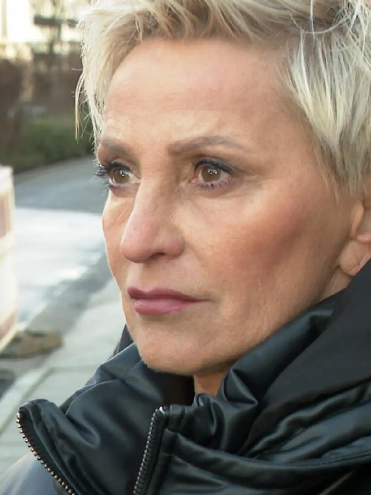 Nach dem schrecklichen Brand in Essen stehen über 100 Menschen ohne Wohnung da. Sie haben fast alle privaten Gegenstände und persönlichen Erinnerungen verloren. Aber zum Trauern bleibt ihnen kaum Zeit, viele müssen jetzt erst einmal schauen, wo sie unterkommen können. Wie auch Heike Sollmann-Segeroth. RTL hat sie bei der Wohnungssuche begleitet. Die Bilder sehen Sie oben im Video.