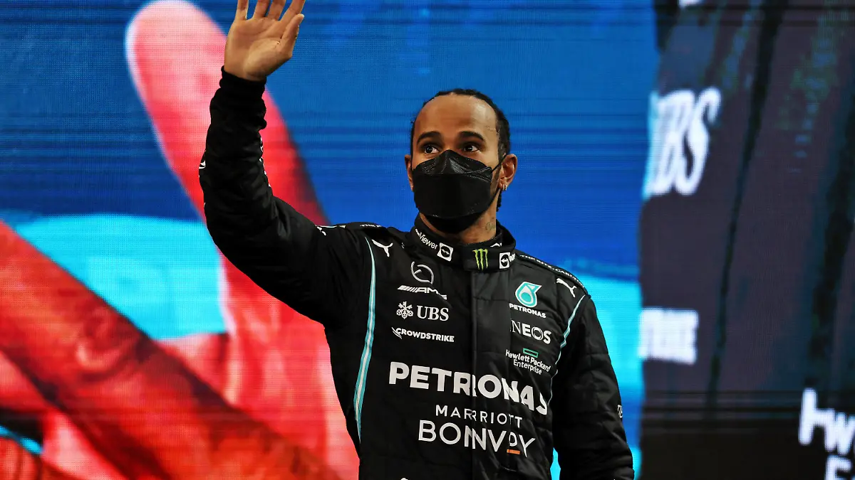 ARCHIV - 12.12.2021, Vereinigte Arabische Emirate, Abu Dhabi: Der britische Formel-1-Pilot LeWis Hamilton auf dem Yas Marina Circuit nach seinem zweiten Platz beim Großen Preis von Abu Dhabi und im WM-Klassement (zu dpa: Alles auf 0 - aber wie geht es weiter mit Sir Lewis Hamilton?). Foto: -/PA Wire/dpa +++ dpa-Bildfunk +++