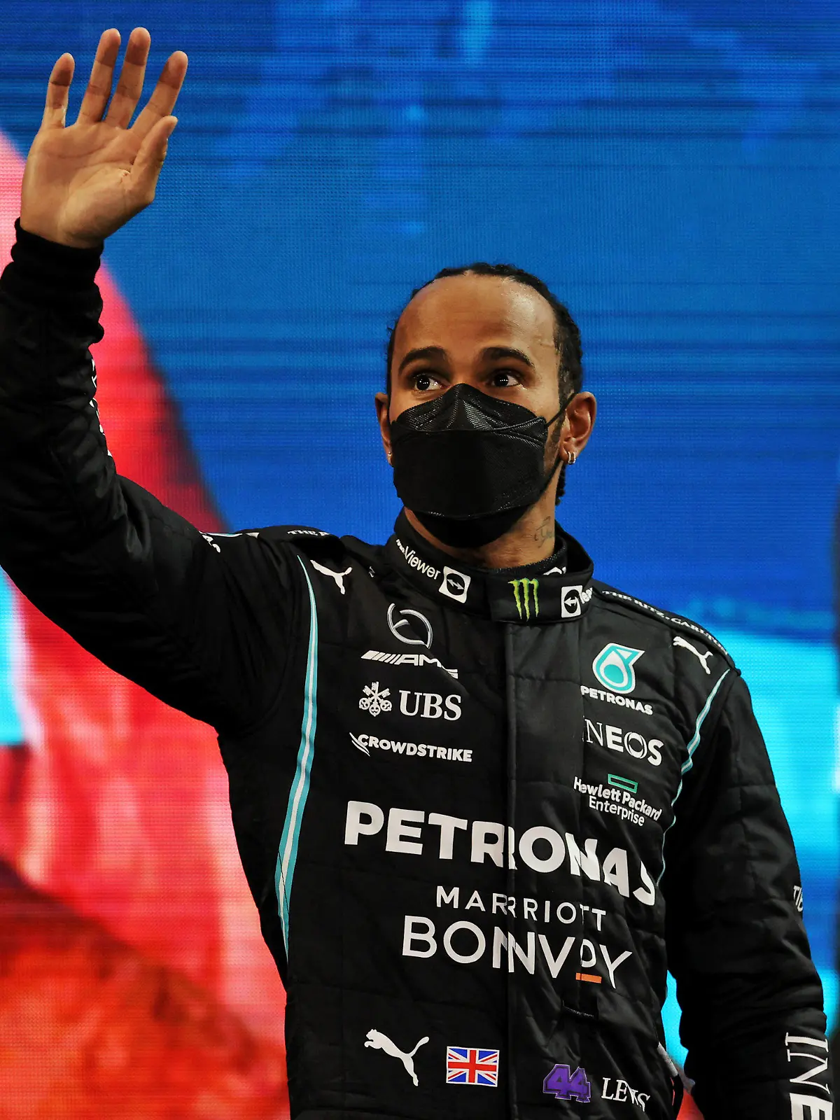 ARCHIV - 12.12.2021, Vereinigte Arabische Emirate, Abu Dhabi: Der britische Formel-1-Pilot LeWis Hamilton auf dem Yas Marina Circuit nach seinem zweiten Platz beim Großen Preis von Abu Dhabi und im WM-Klassement (zu dpa: Alles auf 0 - aber wie geht es weiter mit Sir Lewis Hamilton?). Foto: -/PA Wire/dpa +++ dpa-Bildfunk +++