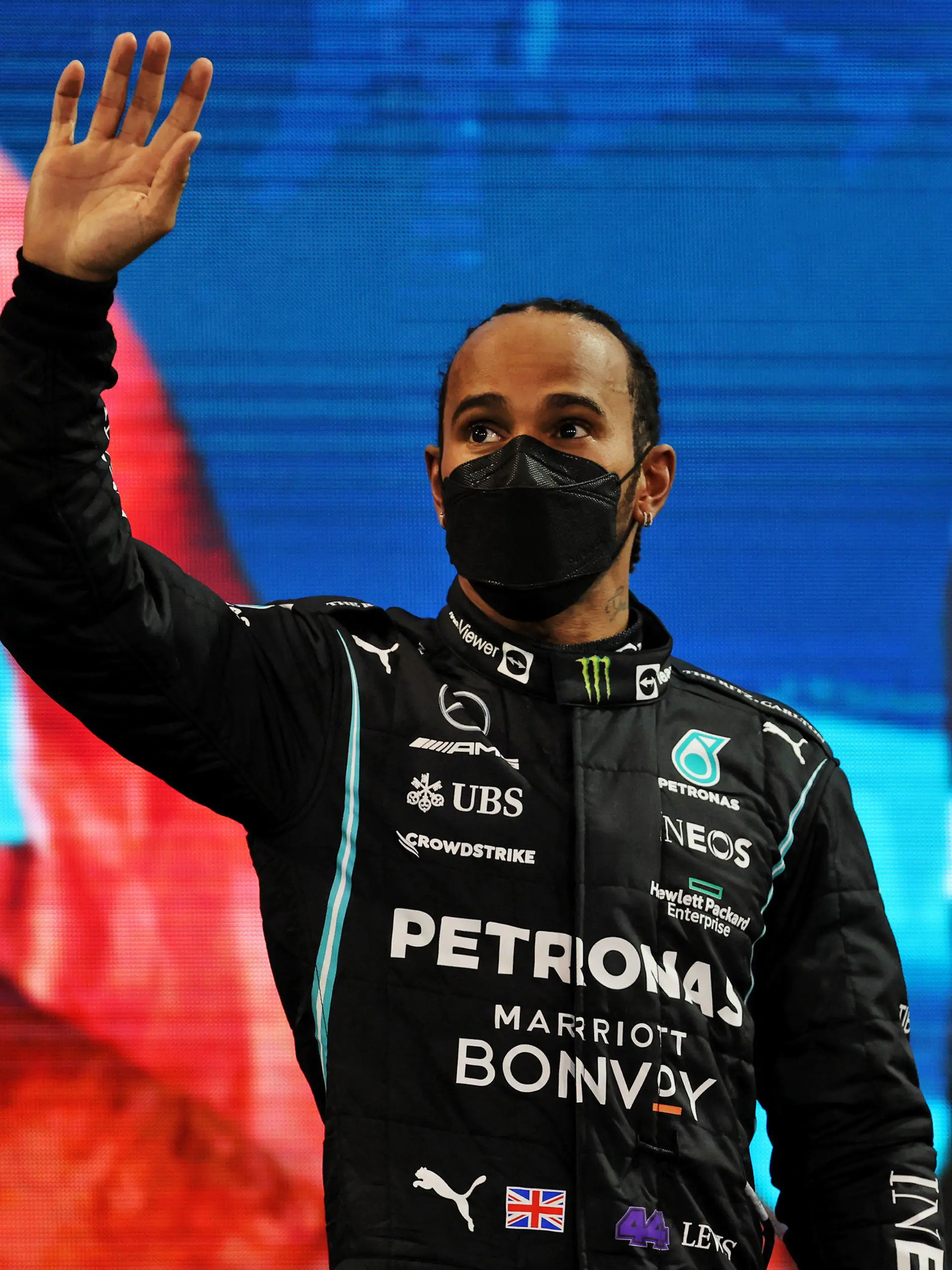 ARCHIV - 12.12.2021, Vereinigte Arabische Emirate, Abu Dhabi: Der britische Formel-1-Pilot LeWis Hamilton auf dem Yas Marina Circuit nach seinem zweiten Platz beim Großen Preis von Abu Dhabi und im WM-Klassement (zu dpa: Alles auf 0 - aber wie geht es weiter mit Sir Lewis Hamilton?). Foto: -/PA Wire/dpa +++ dpa-Bildfunk +++