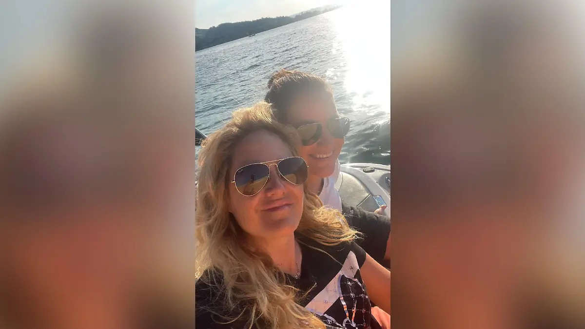Ex-"Bauer sucht Frau"-Kandidatin Lena und Freundin Tati genießen die Sonne.