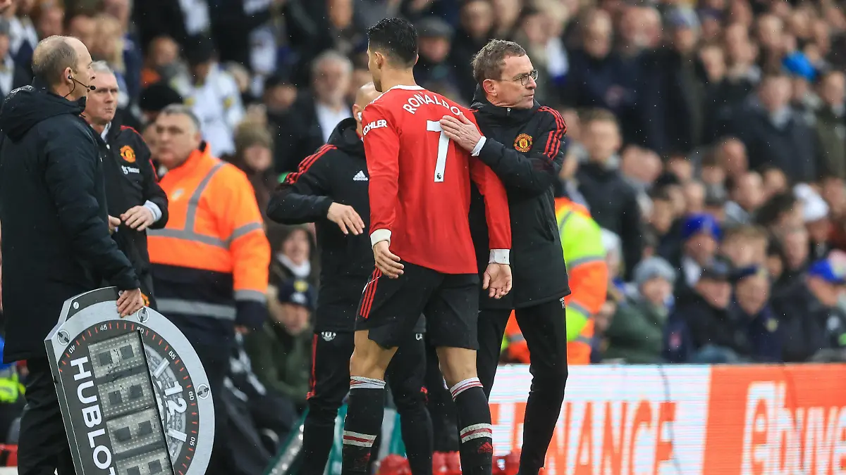  Premier League Leeds United v Manchester United, ManU Ralf Rangnick manager of Manchester United pats Cristiano Ronaldo 7 on the back as he comes off the field Copyright: xMarkxCosgrove/NewsxImagesx
