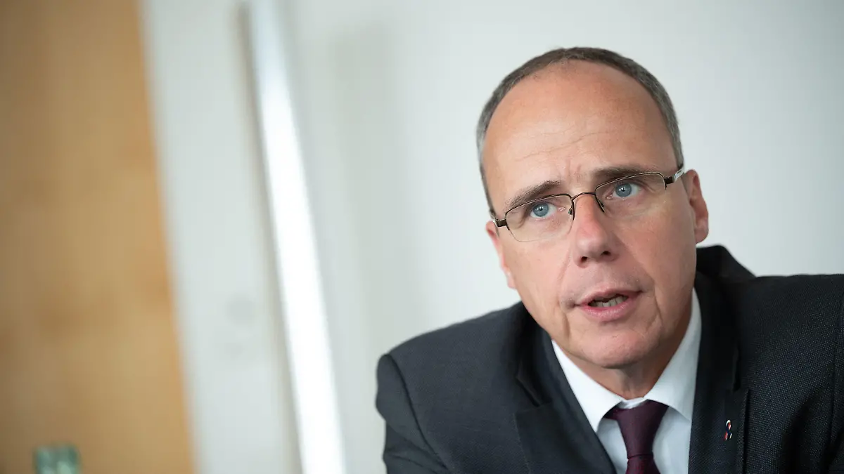 ARCHIV - 29.10.2021, Hessen, Wiesbaden: Peter Beuth (CDU), Innenminister von Hessen, spricht während eines Interviews. (zu dpa: «Peter Beuth: Als Innenminister sturmerprobt») Foto: Sebastian Gollnow/dpa +++ dpa-Bildfunk +++