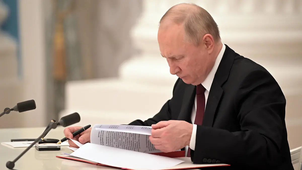 MOSCOW, RUSSIA - FEBRUARY 21, 2022: Russia s President Vladimir Putin signs decrees to recognize independence of the Donetsk and Lugansk People s Republics. Alexei Nikolsky/Russian Presidential Press and Information Office/TASS PUBLICATIONxINxGERxAUTxONLY TS124D7C