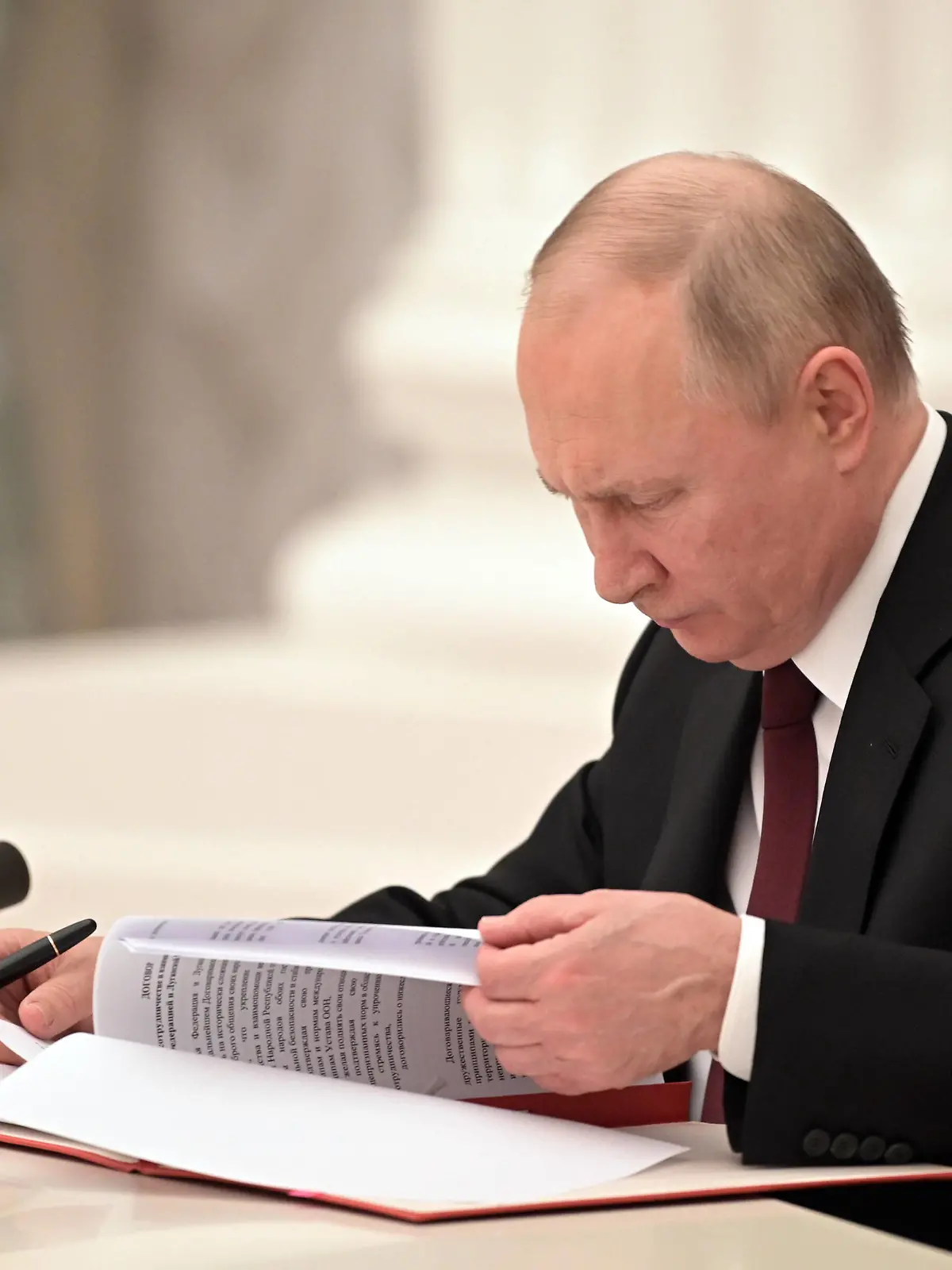  MOSCOW, RUSSIA - FEBRUARY 21, 2022: Russia s President Vladimir Putin signs decrees to recognize independence of the Donetsk and Lugansk People s Republics. Alexei Nikolsky/Russian Presidential Press and Information Office/TASS PUBLICATIONxINxGERxAUTxONLY TS124D7C