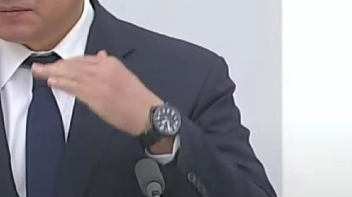 Auch diese Armbanduhr ist verräterisch