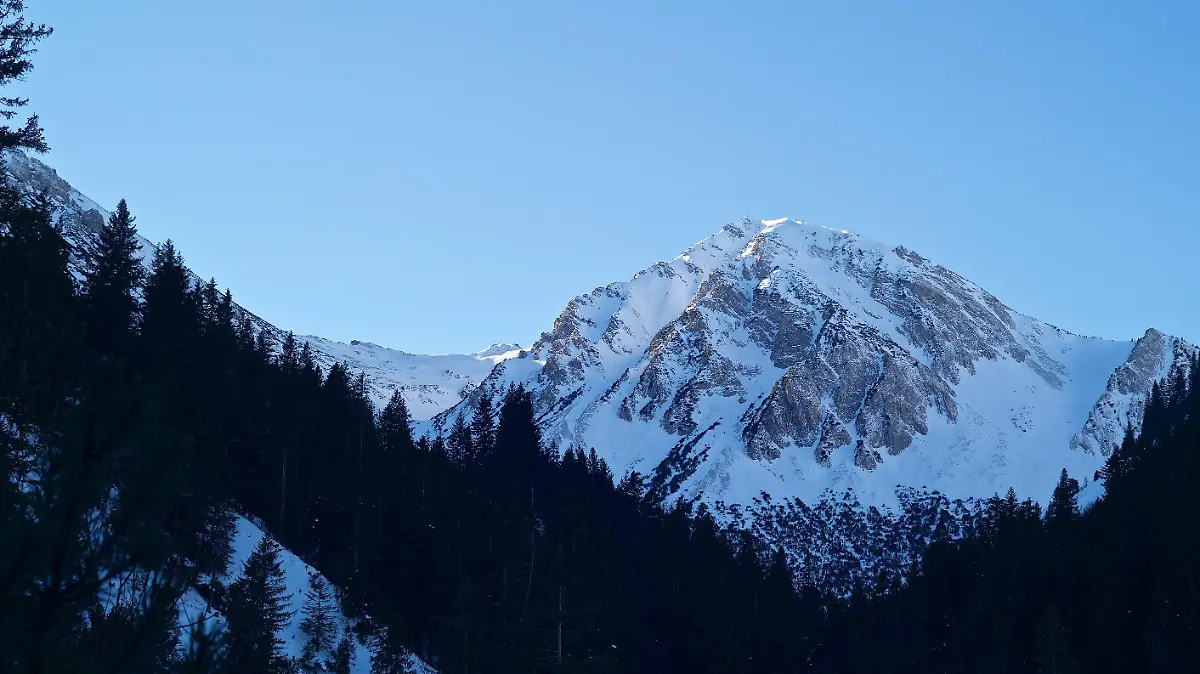 18.01.2022, Österreich, Schattwald: Der Gipfel des Bscheißer in den Allgäuer Alpen. (zu dpa: " Zensierte Berge: Vom Scheißer zum Bschießer") Foto: Carsten Hoefer/dpa +++ dpa-Bildfunk +++