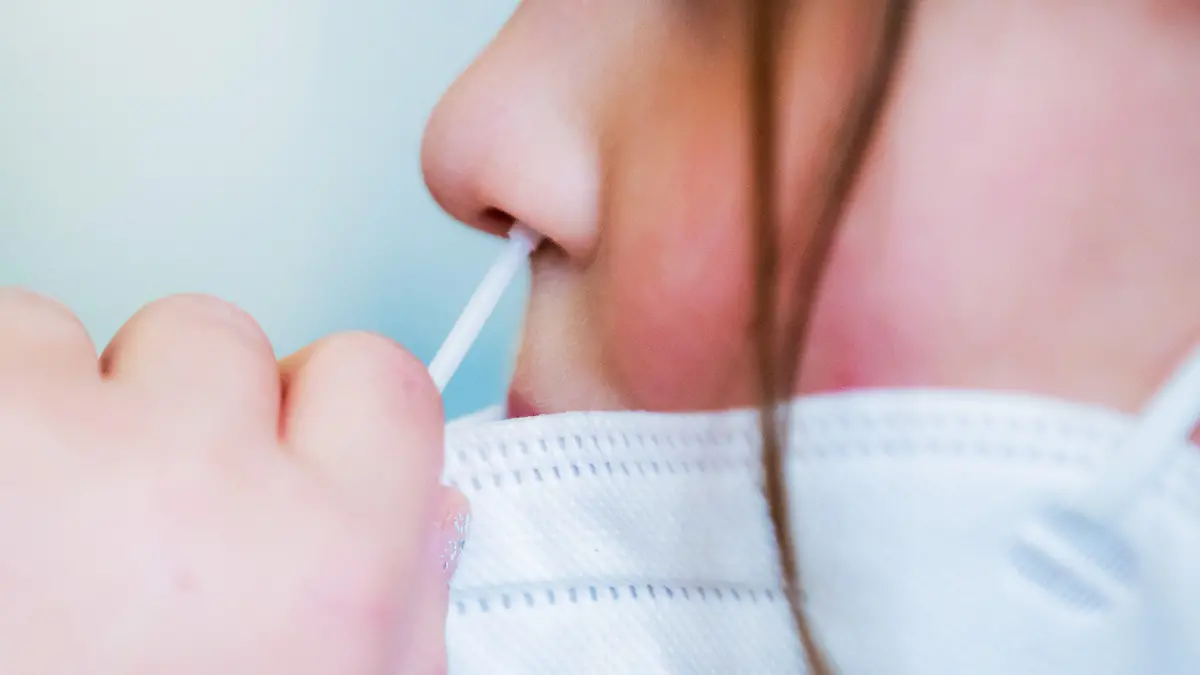 ARCHIV - 14.04.2021, Berlin: Eine Schülerin macht bei einem Probelauf mit Corona-Schnelltests an einer Grundschule in Neukölln bei sich selbst einen Nasenabstrich. Kinder und Jugendliche sollten nach Ansicht von Bundesfamilienministerin Spiegel weiterhin regelmäßig auf Corona getestet werden. (Zu dpa «Familienministerin für Beibehaltung von Tests bei Kindern») Foto: Christoph Soeder/dpa +++ dpa-Bildfunk +++