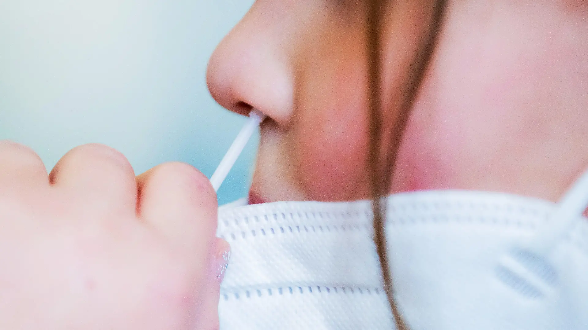 ARCHIV - 14.04.2021, Berlin: Eine Schülerin macht bei einem Probelauf mit Corona-Schnelltests an einer Grundschule in Neukölln bei sich selbst einen Nasenabstrich. Kinder und Jugendliche sollten nach Ansicht von Bundesfamilienministerin Spiegel weiterhin regelmäßig auf Corona getestet werden. (Zu dpa «Familienministerin für Beibehaltung von Tests bei Kindern») Foto: Christoph Soeder/dpa +++ dpa-Bildfunk +++