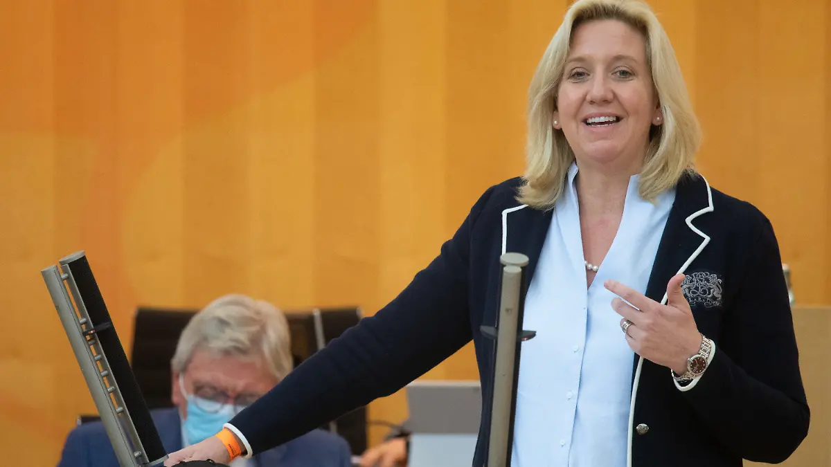 ARCHIV - 08.12.2021, Hessen, Wiesbaden: Ines Claus, Vorsitzende der CDU-Fraktion im Hessischen Landtag, spricht während der 90. Plenarsitzung des hessischen Landtags. (zu dpa: «Ines Claus: CDU-Frau mit Blitzkarriere») Foto: Julia Cebella/dpa +++ dpa-Bildfunk +++