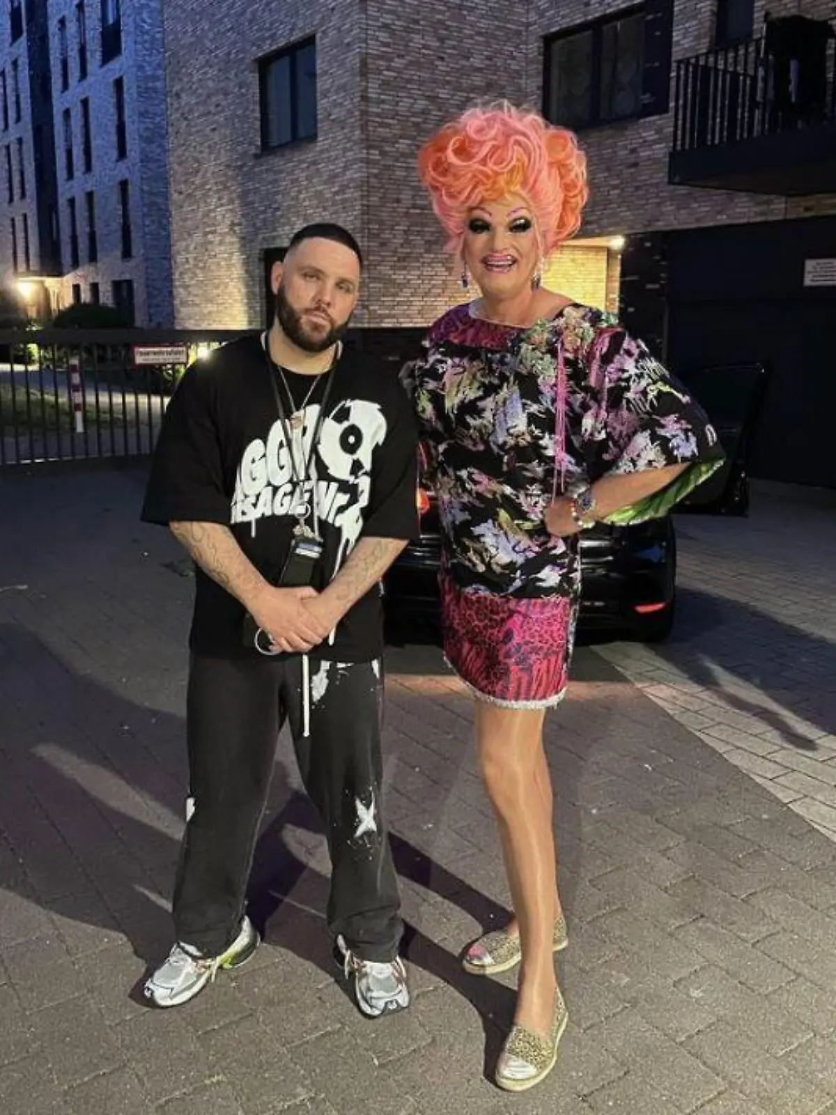 Rapper Fler posiert mit Dragqueen Olivia Jones.