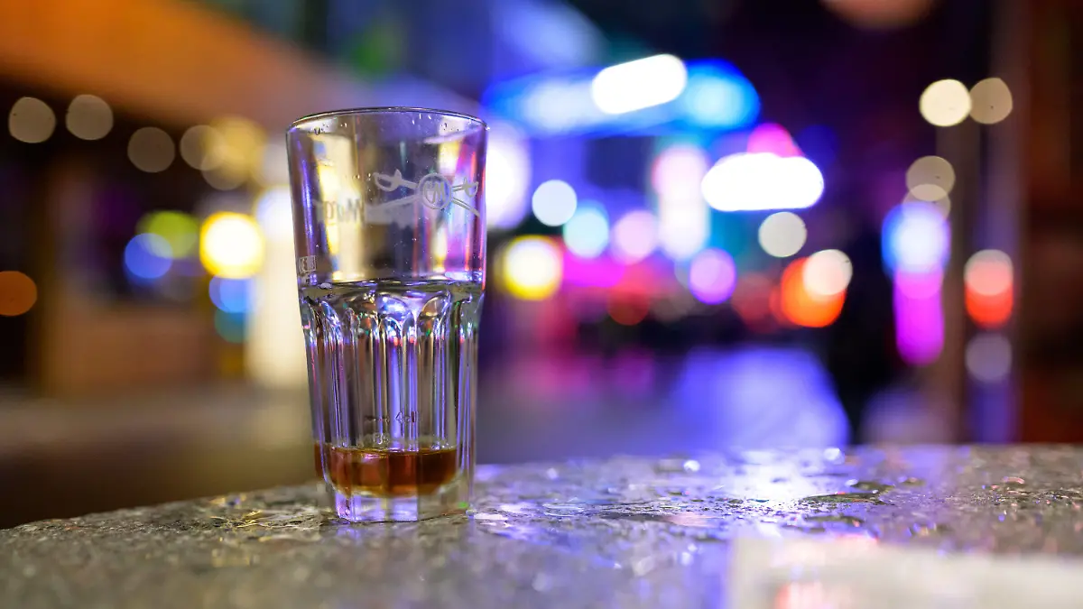 20.02.2022, Hamburg: Ein benutztes Glas steht auf einem Tisch vor einem Lokal auf der Großen Freiheit nahe der Reeperbahn. In Hamburg ist die erste Stufe der dreistufigen Aufhebung aller Corona-Maßnahmen am Samstag in Kraft getreten. Geimpfte und Genesene können sich seit Mitternacht wieder in unbegrenzter Zahl privat treffen. Außerdem wurden das Alkoholverkaufsverbot für den Handel und die Sperrstunde in der Gastronomie aufgehoben. Foto: Jonas Walzberg/dpa +++ dpa-Bildfunk +++
