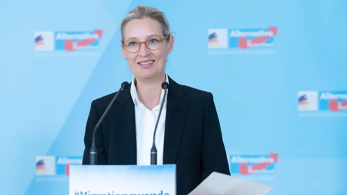 RECORD DATE NOT STATED Pressestatement, AfD-Bundestagsfraktion, Alice Weidel Fraktionssitzung AfD-Bundestagsfraktion, Pressestatement, Vorsitzende der AfD-Bundestagsfraktion, Bundessprecher, Alice Weidel, Tino Chrupalla, 23. Mai 2023 Berlin Berlin GER *** Press statement, AfD Bundestag parliamentary group, Alice Weidel parliamentary group meeting AfD Bundestag parliamentary group, press statement, chairwoman of the AfD Bundestag parliamentary group, federal spokesman, Alice Weidel, Tino Chrupalla, 23 May 2023 Berlin Berlin GER