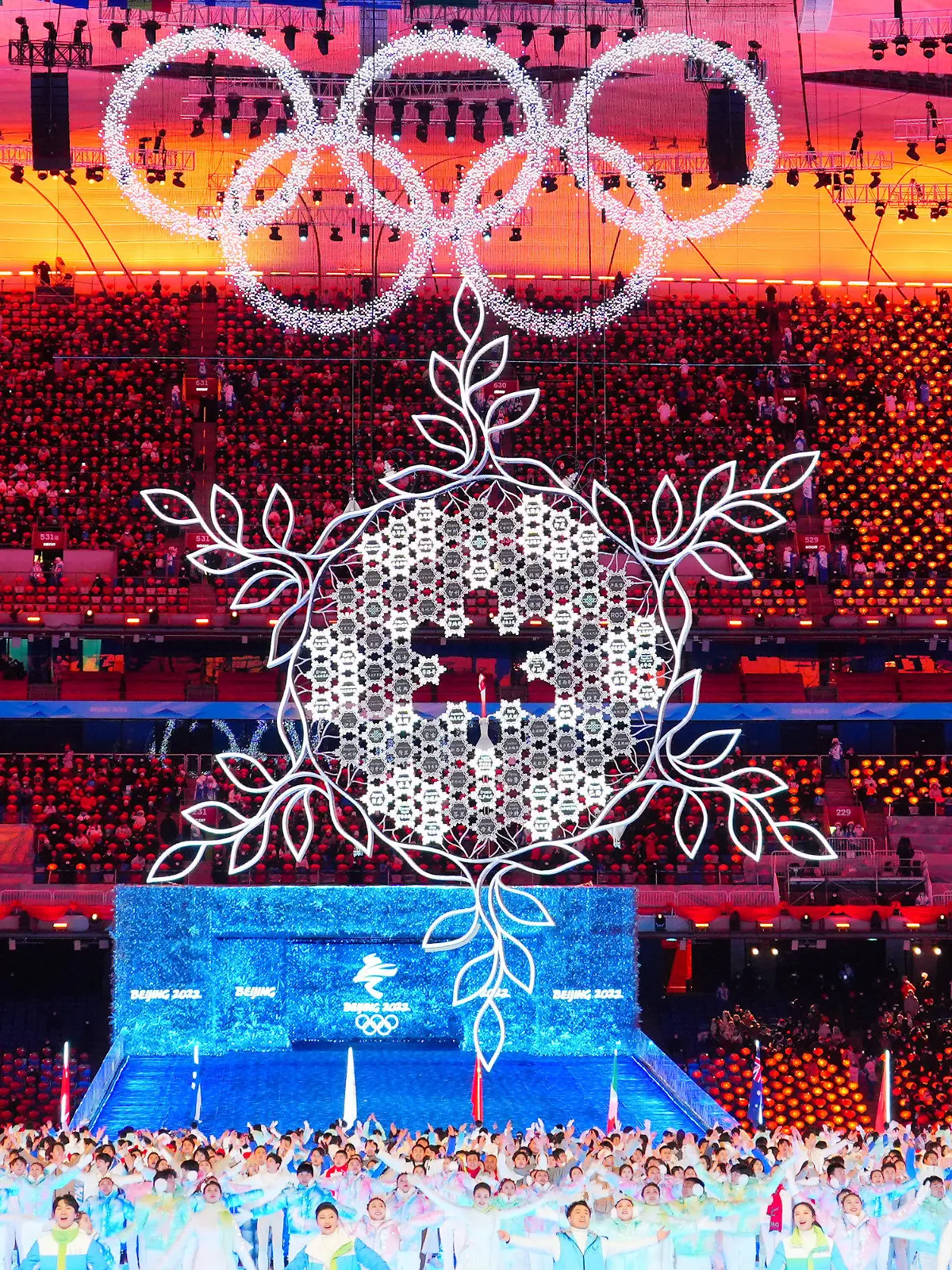 20.02.2022, China, Peking: Caption: Olympia, Abschlussfeier der Olympischen Winterspiele 2022, im Vogelnest-Nationalstadion, Die Olympische Flamme in einer übergroßen Schneeflocke ist erloschen. Foto: Michael Kappeler/dpa +++ dpa-Bildfunk +++