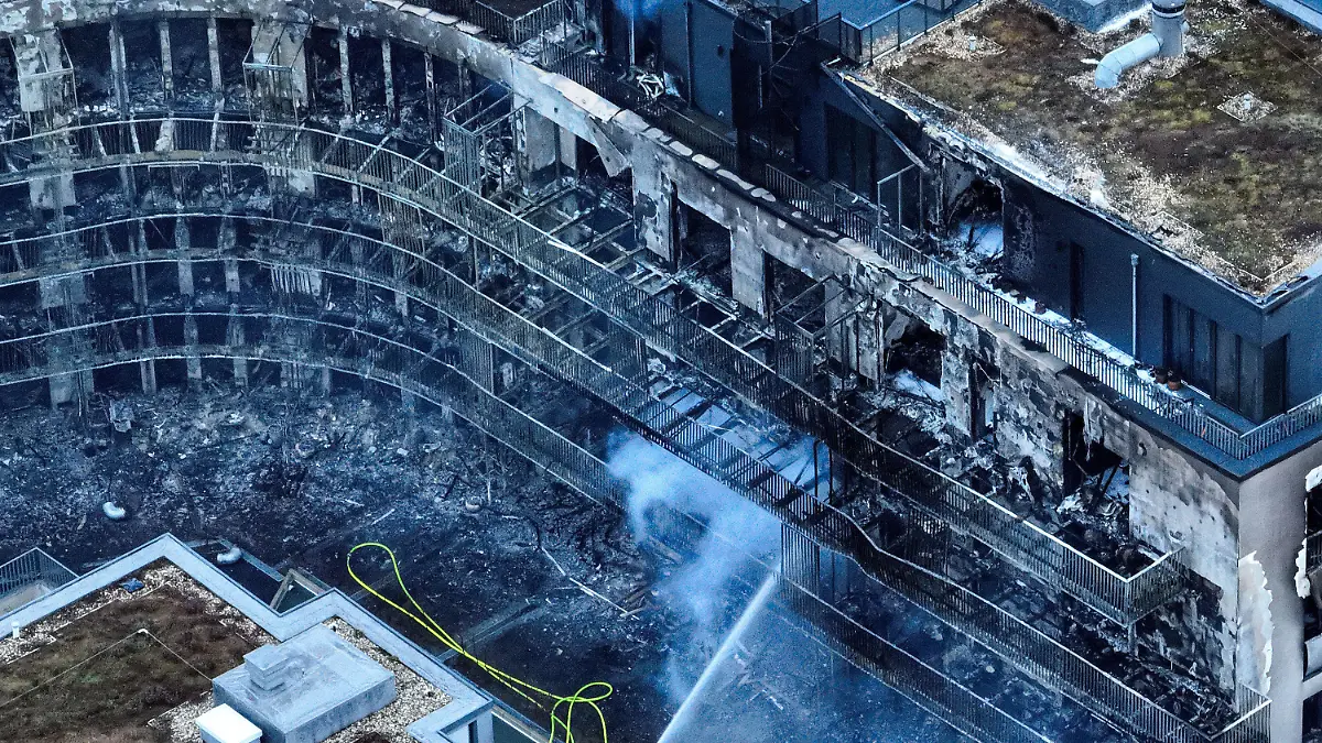dpatopbilder - 21.02.2022, Nordrhein-Westfalen, Essen: Völlig ausgebrannt ist ein großer Wohnkomplex. Im Essener Westviertel stand seit dem frühen Montagmorgen ein ganzer Wohnblock in Flammen. Das Feuer war kurz nach Mitternacht in der Bargmannstraße ausgebrochen. Die Flammen breiteten sich schnell über mehrere Etagen aus. Flammen schlagen aus der gesamten Fassade. Noch ist unklar, ob Menschen zu Schaden gekommen sind. Foto: Christoph Reichwein/dpa +++ dpa-Bildfunk +++