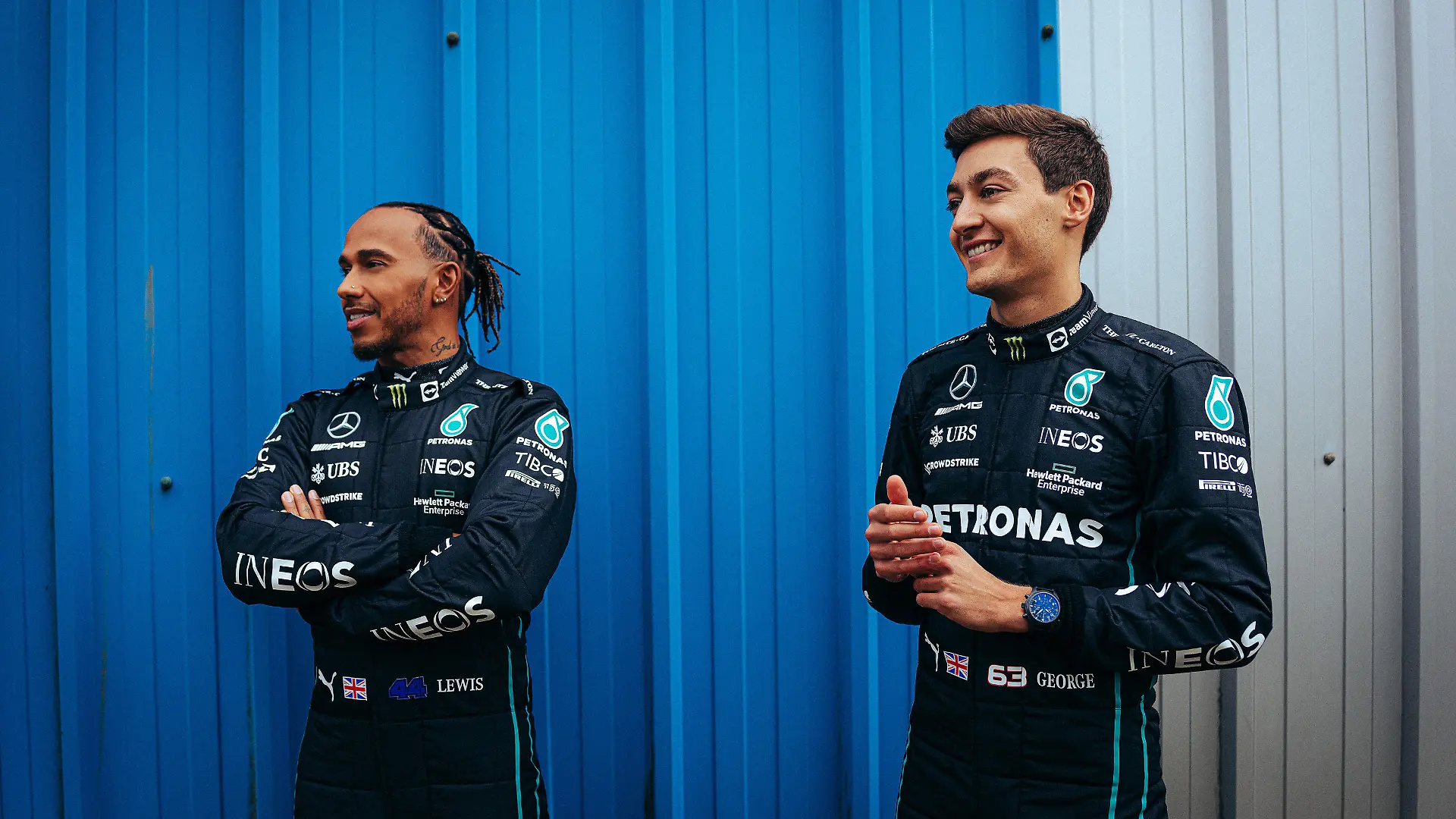HANDOUT - 18.02.2022, Großbritannien, Silverstone: Dieses von Mercedes-AMG zur Verfügung gestellte Auto zeigt Lewis Hamilton aus Großbritannien von Team Mercedes und George Russell aus Großbritannien von Team Williams Racing bei der Präsentation des neuen Silberpfeils, den Mercedes-AMG F1 W13 E Performance. (zu dpa: Er ist wieder silber: Neuer Mercedes für Hamiltons Angriff) Foto: Mercedes-Amg/PA Media/dpa - ACHTUNG: Nur zur redaktionellen Verwendung im Zusammenhang mit der aktuellen Berichterstattung und nur mit vollständiger Nennung des vorstehenden Credits +++ dpa-Bildfunk +++
