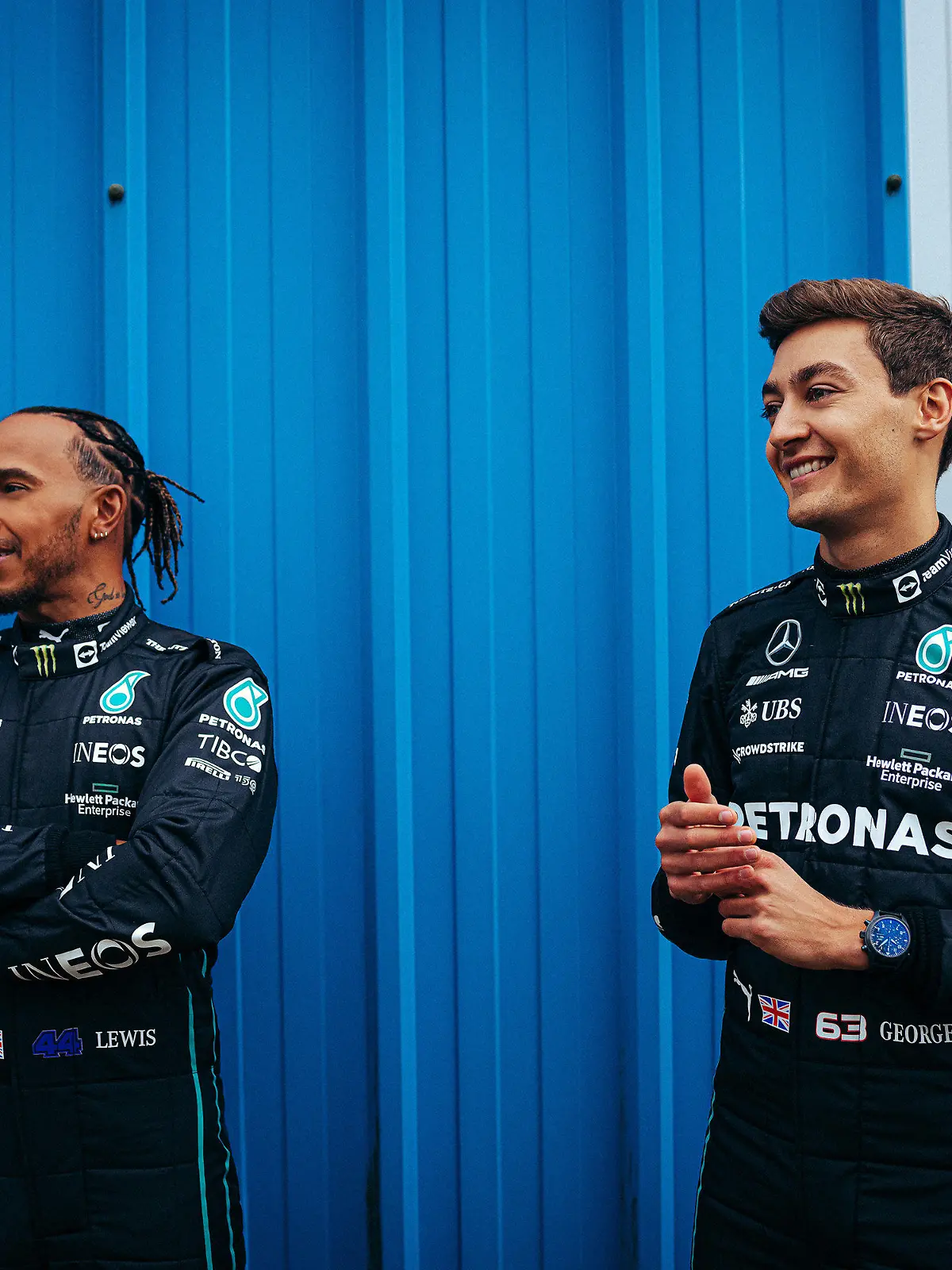 HANDOUT - 18.02.2022, Großbritannien, Silverstone: Dieses von Mercedes-AMG zur Verfügung gestellte Auto zeigt Lewis Hamilton aus Großbritannien von Team Mercedes und George Russell aus Großbritannien von Team Williams Racing bei der Präsentation des neuen Silberpfeils, den Mercedes-AMG F1 W13 E Performance. (zu dpa: Er ist wieder silber: Neuer Mercedes für Hamiltons Angriff) Foto: Mercedes-Amg/PA Media/dpa - ACHTUNG: Nur zur redaktionellen Verwendung im Zusammenhang mit der aktuellen Berichterstattung und nur mit vollständiger Nennung des vorstehenden Credits +++ dpa-Bildfunk +++