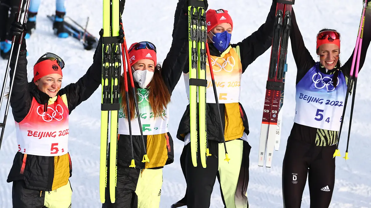 12.02.2022, China, Zhangjiakou: Ski nordisch/Langlauf, Olympia, Staffel 4 x 5 km, Damen, Zhangjiakou National CC Skiing Centre, Deutschlands Zweitplatzierte Katherine Sauerbrey, Katharina Hennig, Victoria Carl und Sofie Krehl (l-r) jubeln im Ziel. Foto: Daniel Karmann/dpa +++ dpa-Bildfunk +++