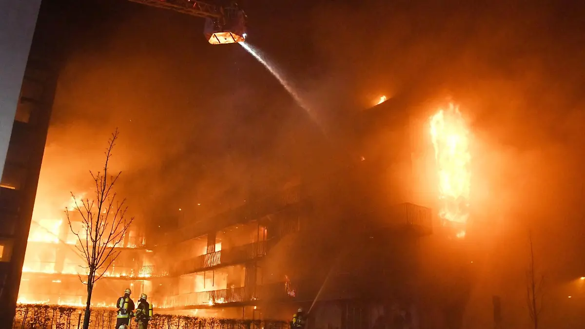 21.02.2022, Nordrhein-Westfalen, Essen: Flammen schlagen aus einem Wohnkomplex in voller Breite. Im Essener Westviertel steht seit dem frühen Montagmorgen ein ganzer Wohnblock in Flammen. Das Feuer war kurz nach Mitternacht in der Bargmannstraße ausgebrochen. Die Flammen breiteten sich schnell über mehrere Etagen aus. Flammen schlagen aus der gesamten Fassade. Noch ist unklar, ob Menschen zu Schaden gekommen sind. Foto: Stephan Witte/KDF-TV/dpa +++ dpa-Bildfunk +++